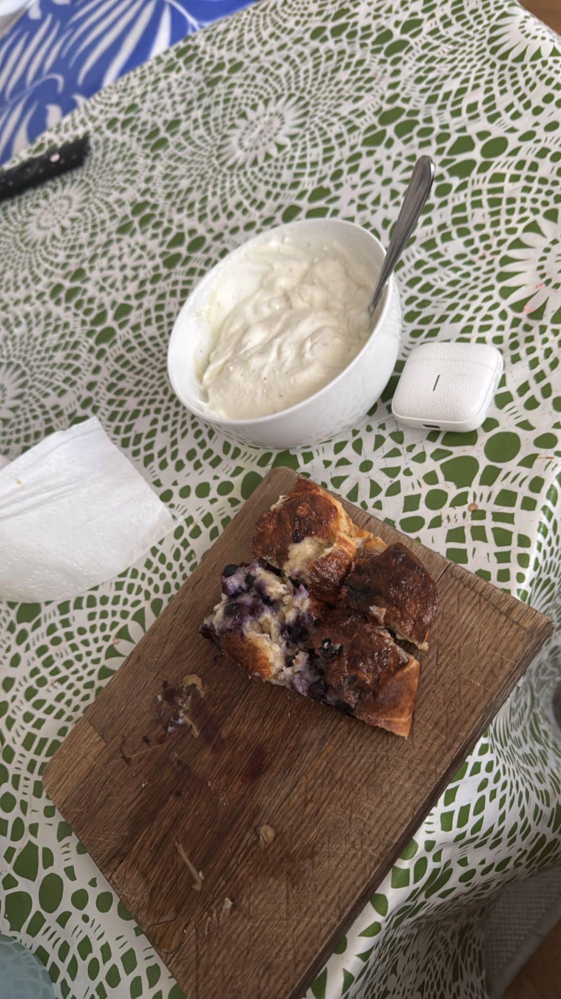 Blåbärskaka och yoghurt