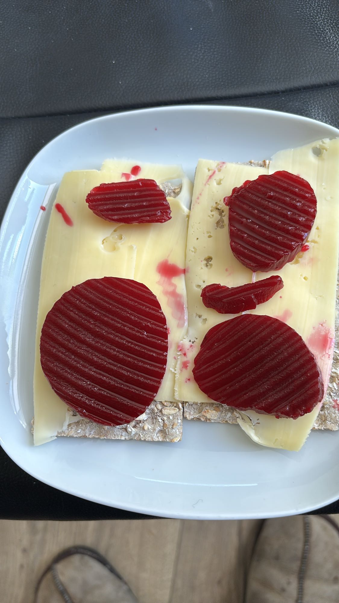 Knekkebrød med ost og rødbeter