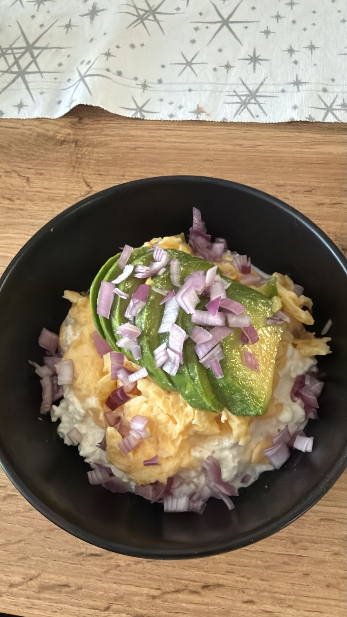 Mic dejun cu ou, avocado