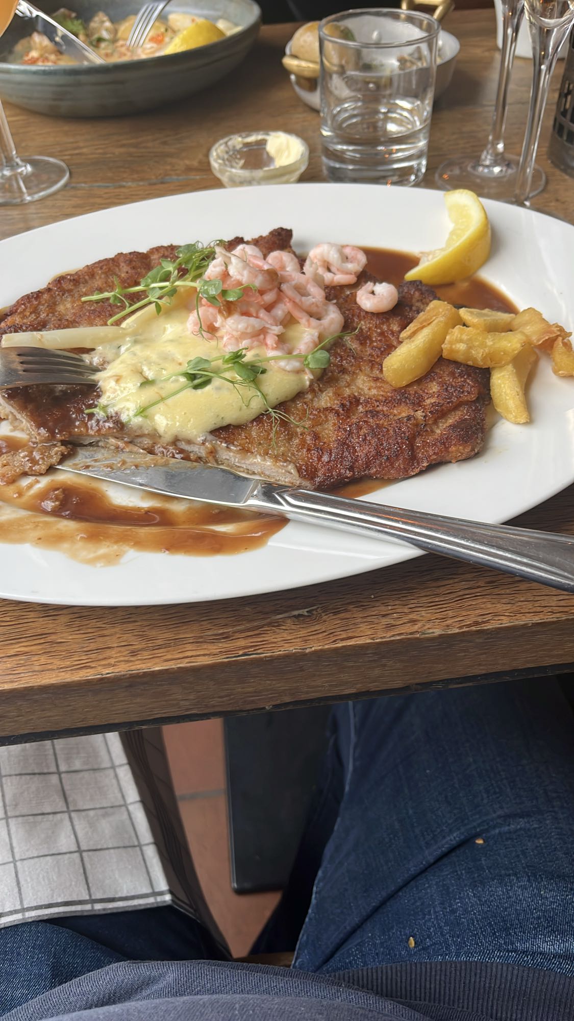 Schnitzel med räkor och pommes