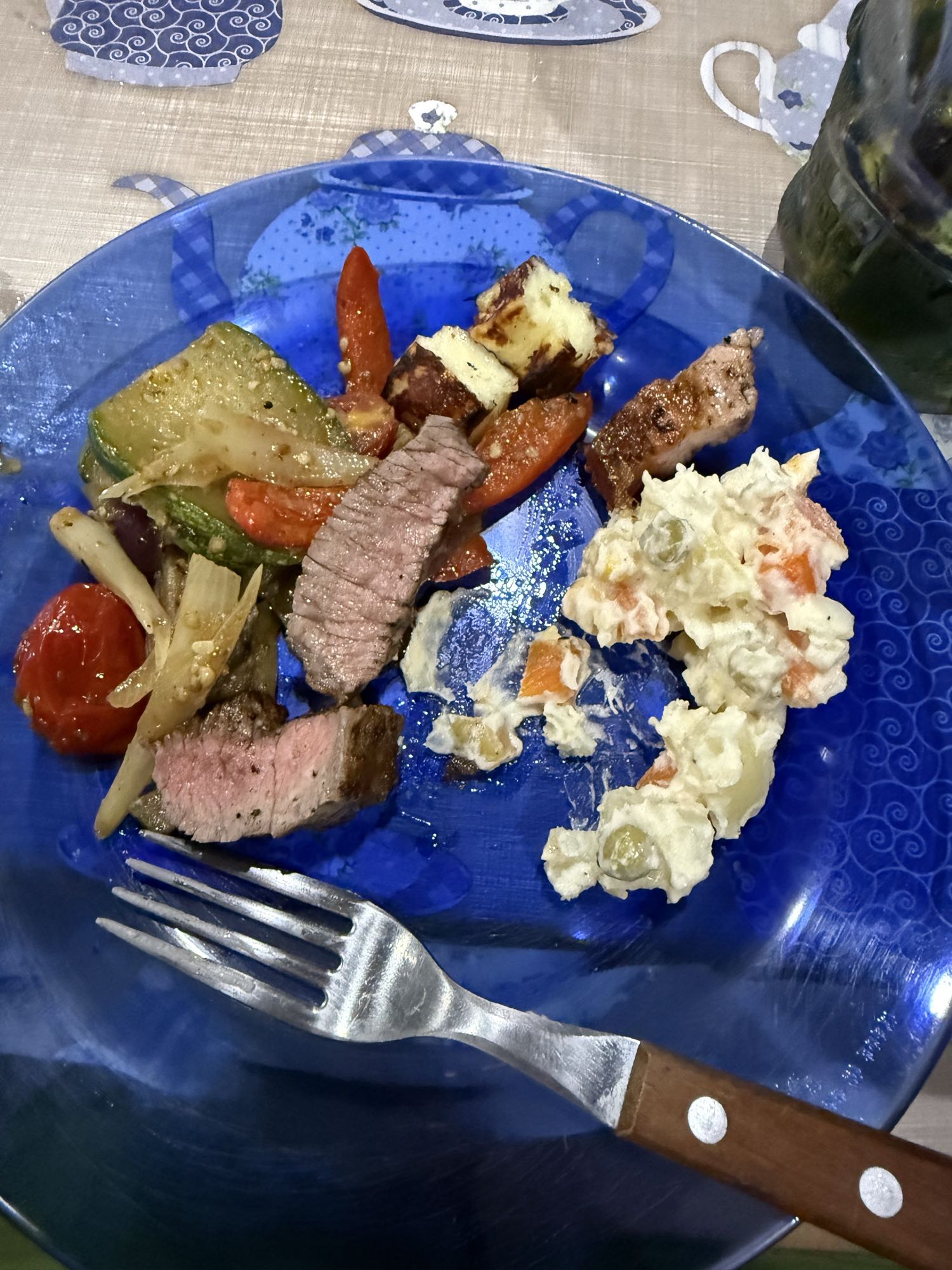 Carne, legumes e salada russa