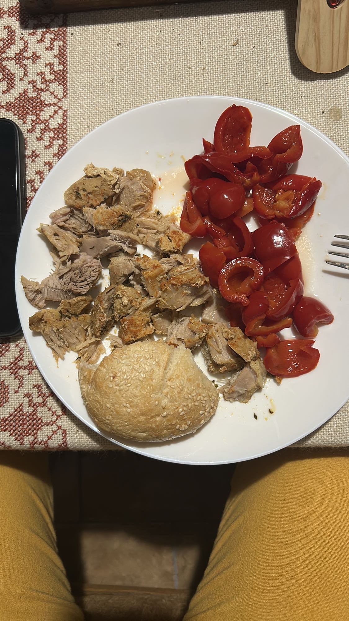 Friptură porc, gogoșari, chiflă