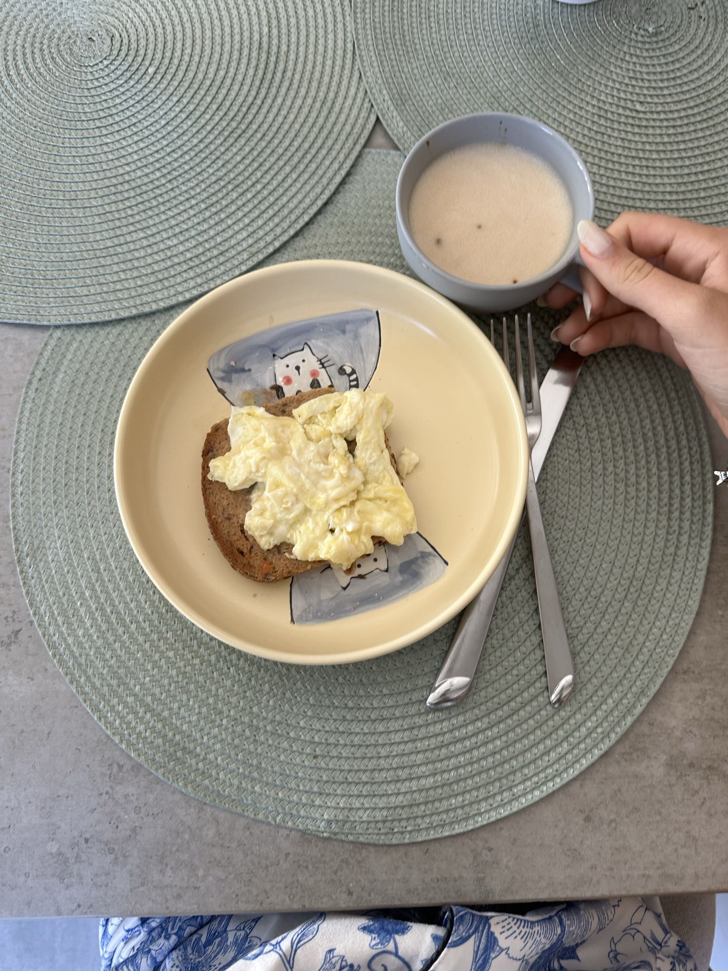 Tostada con huevo y café