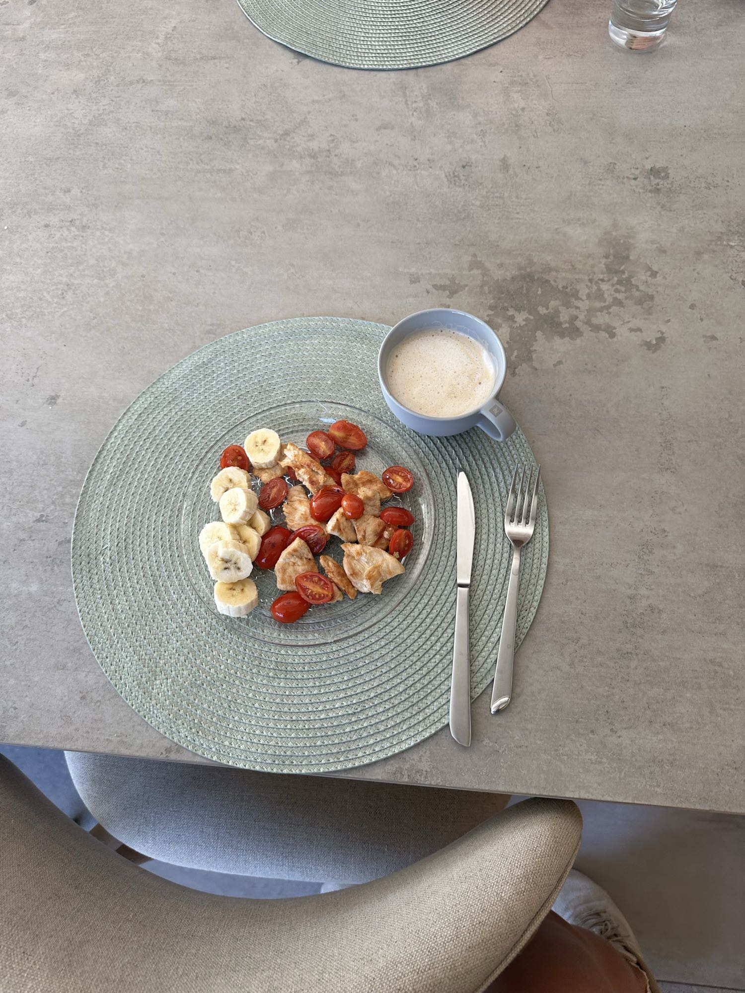 Pollo, plátano y tomate