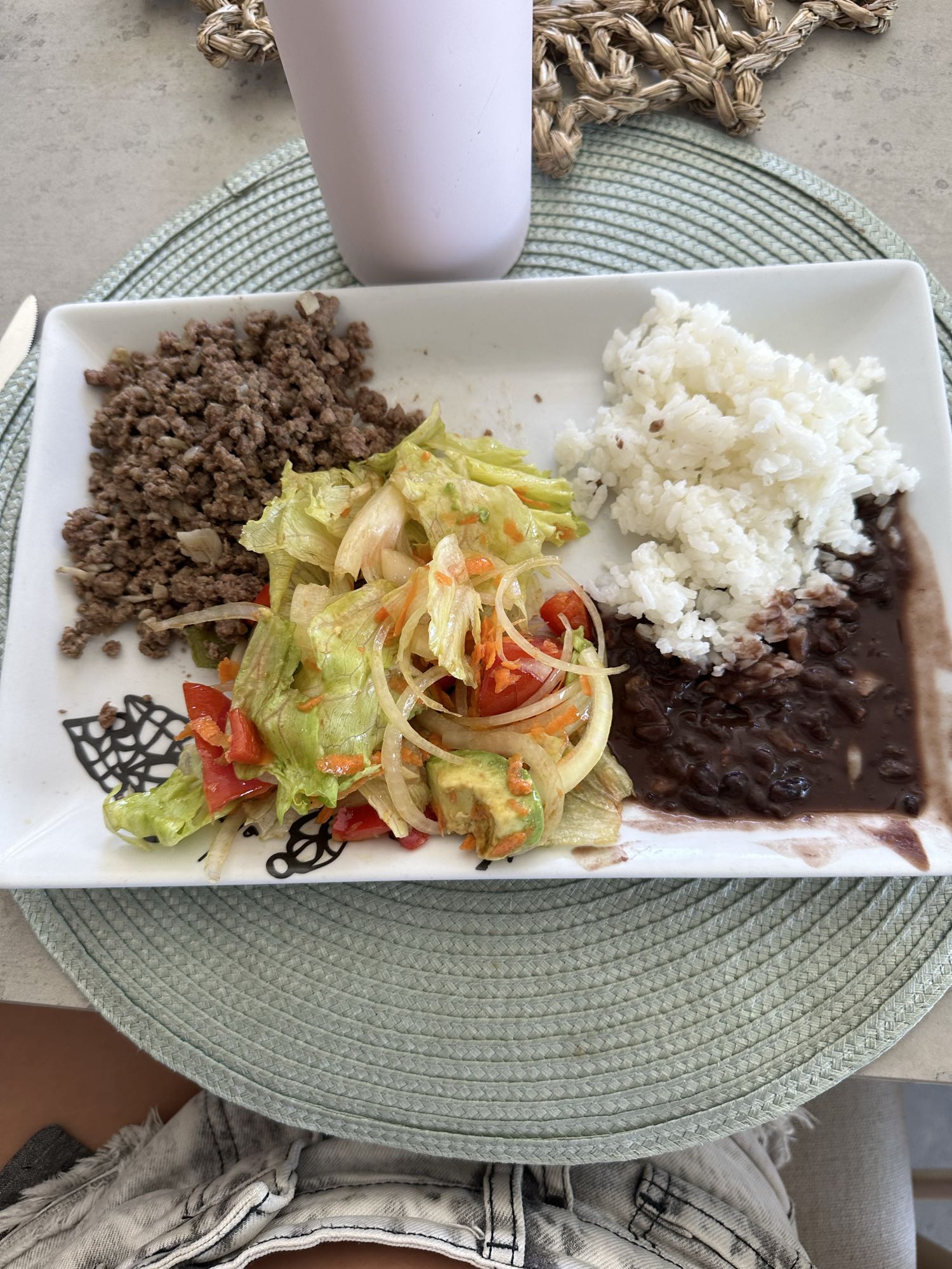 Arroz, carne molida y ensalada