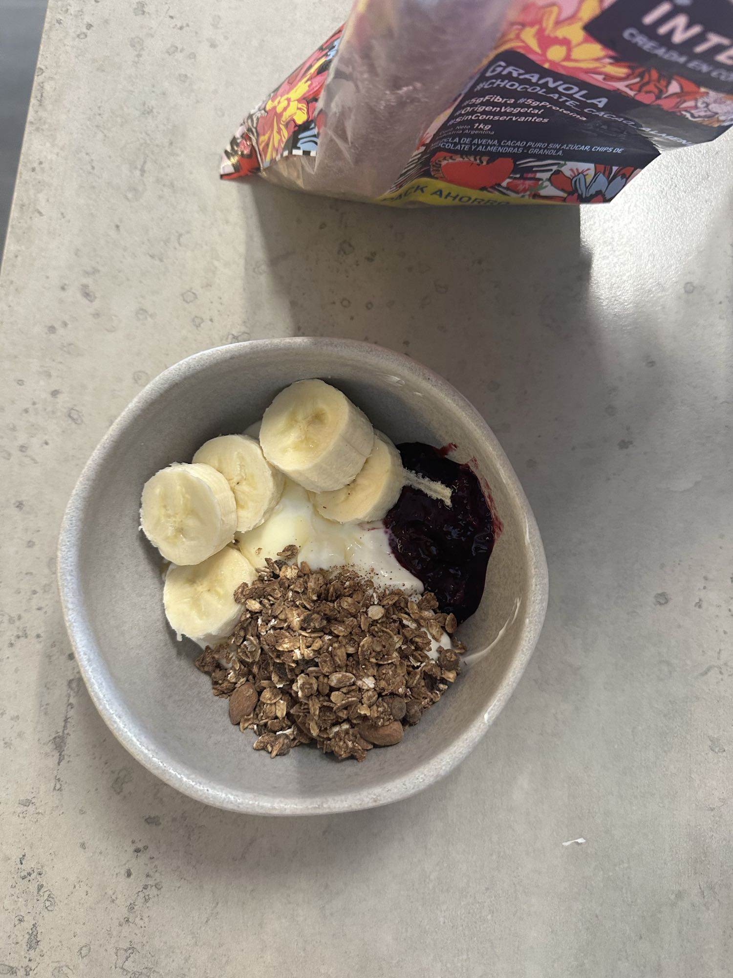 Yogur con plátano y granola
