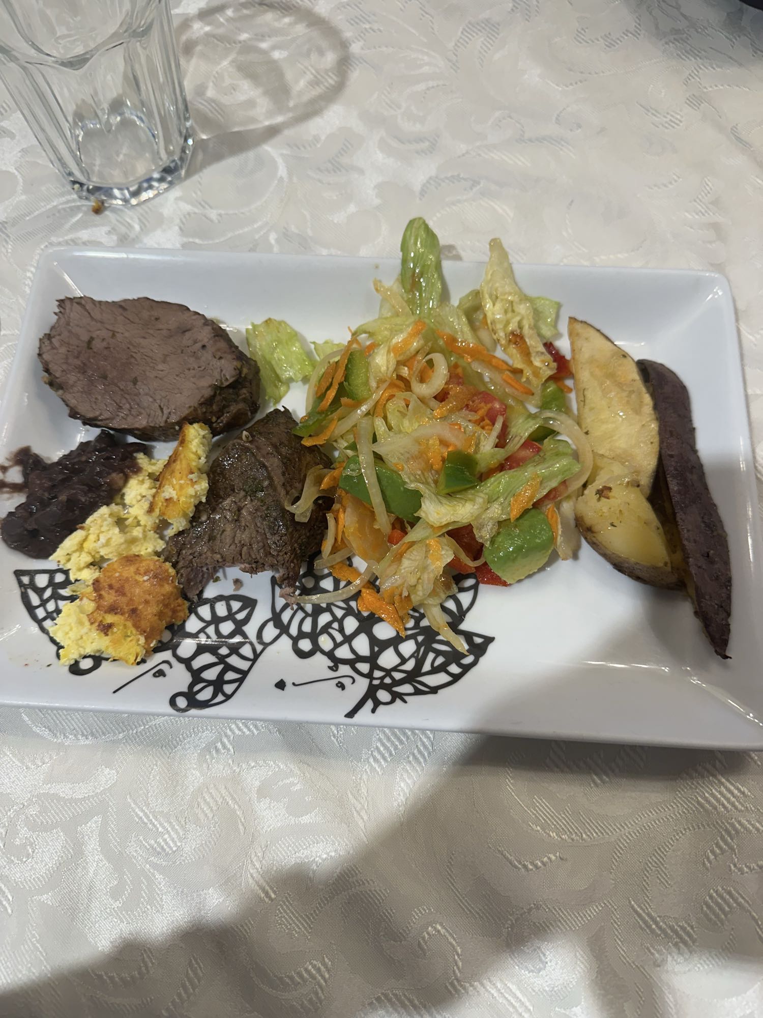Plato mixto con ensalada