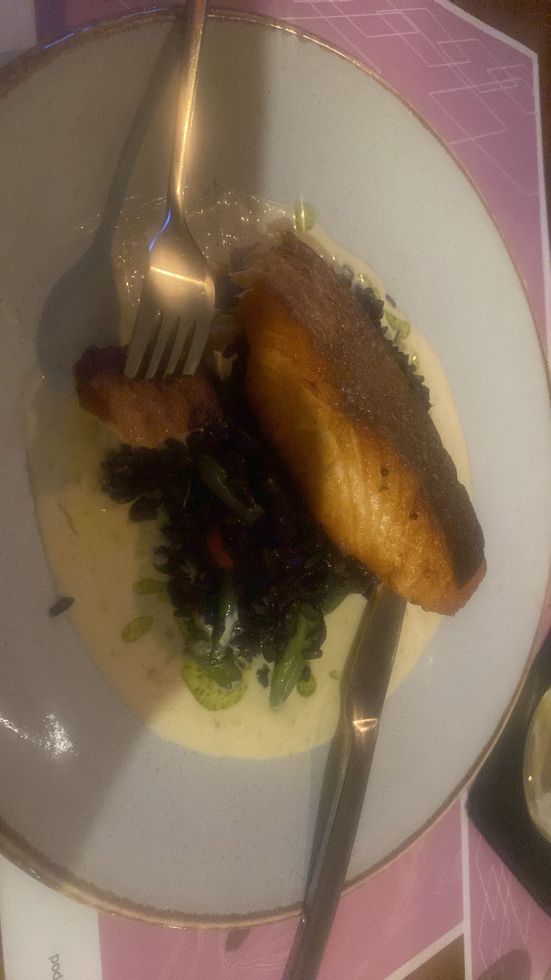 Łosoś z czarnym ryżem