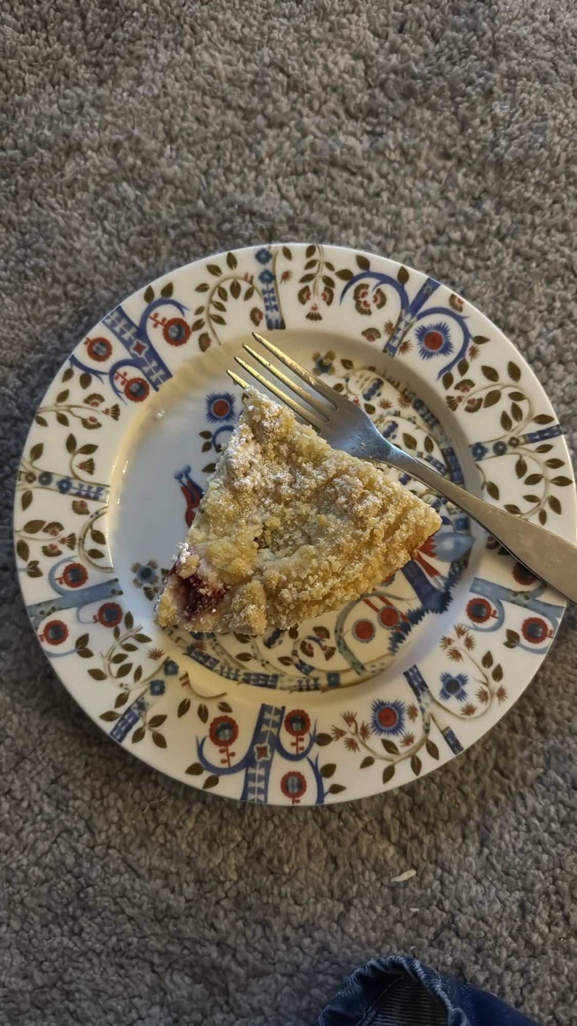 Berry crumble pie slice