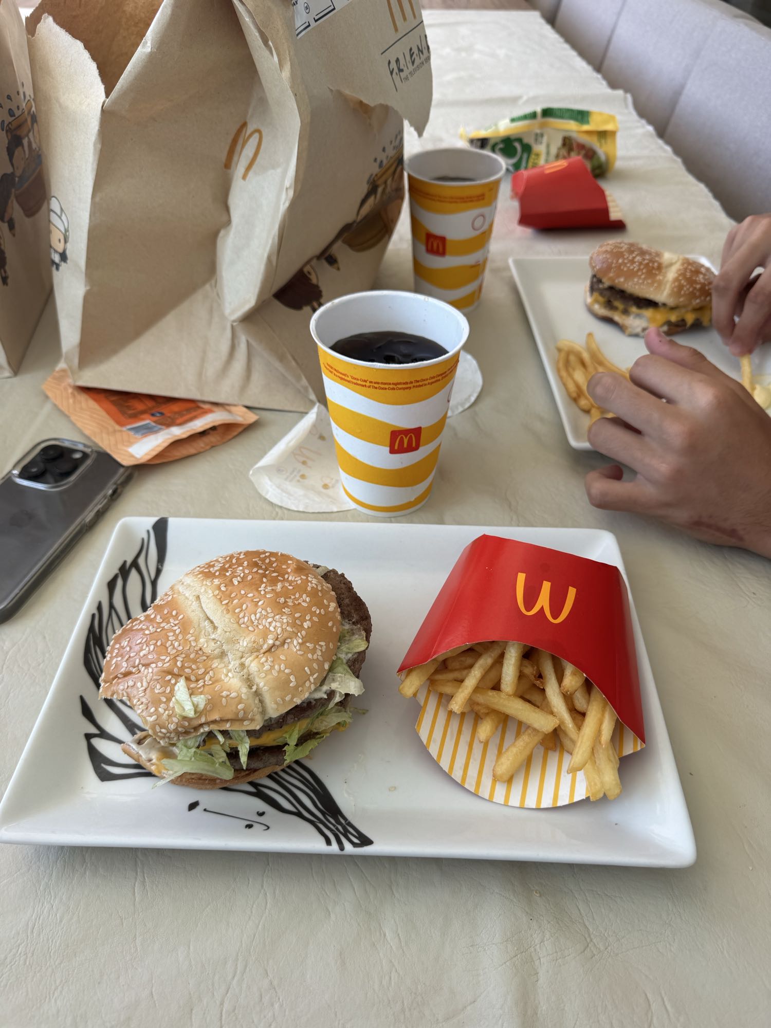 Tasty Triple mediano con papas