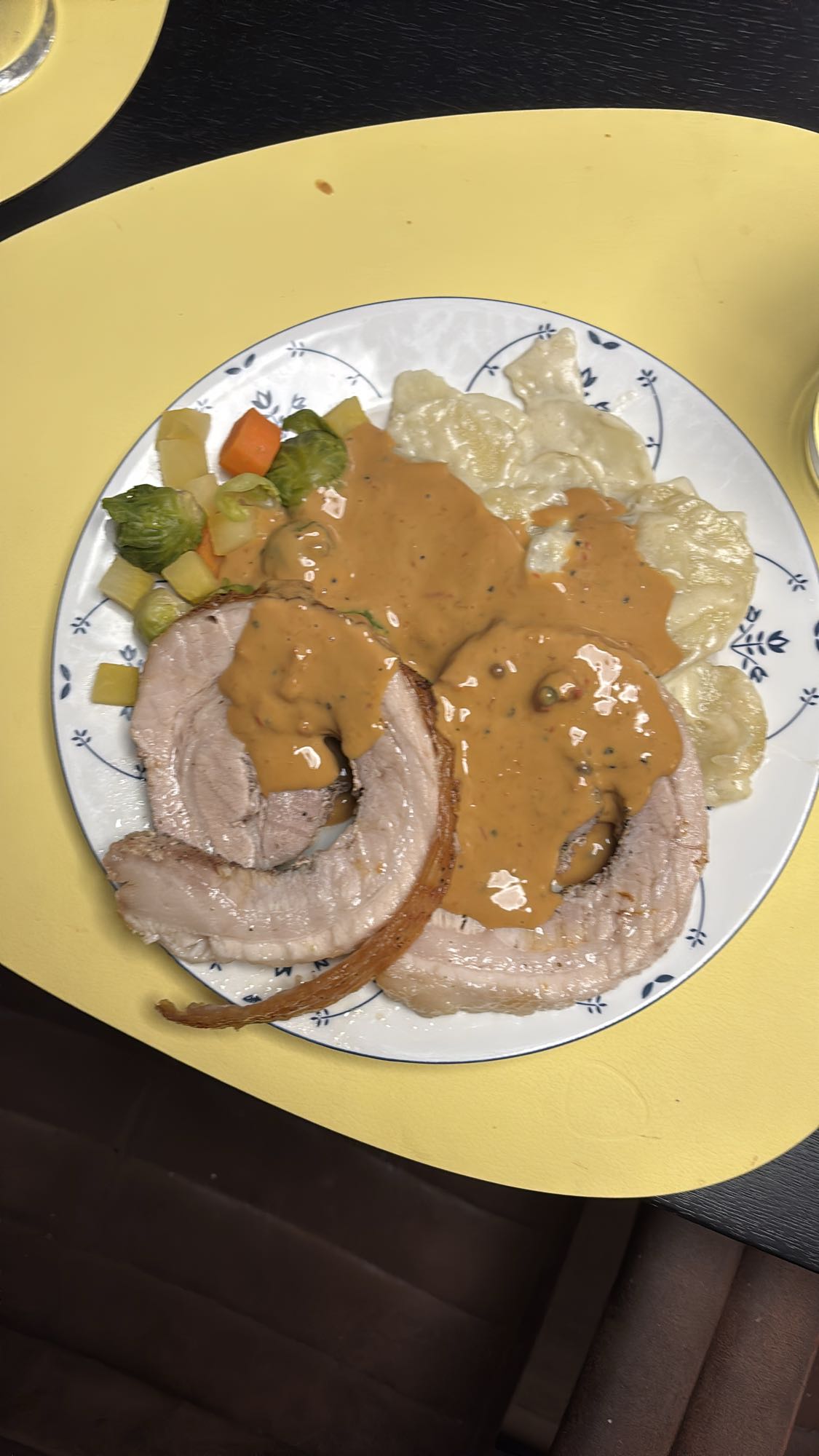Svinekjøtt med saus og grønnsaker