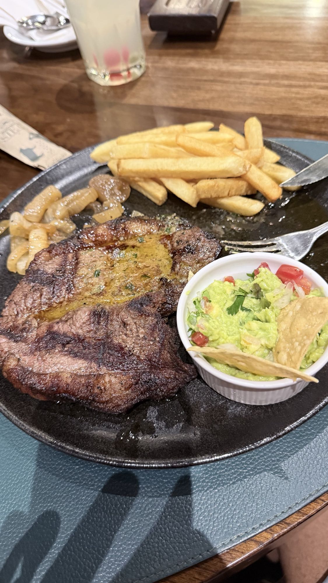Bistec con papas y guacamole