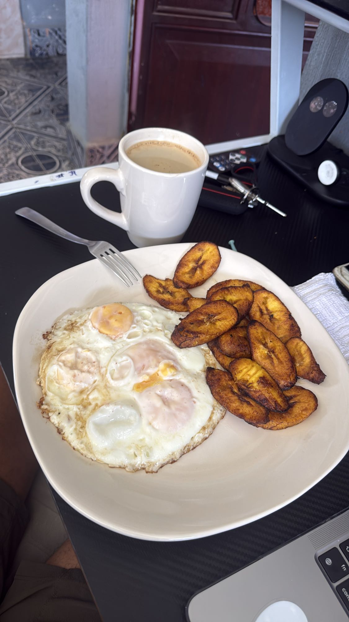 Huevos fritos y plátano