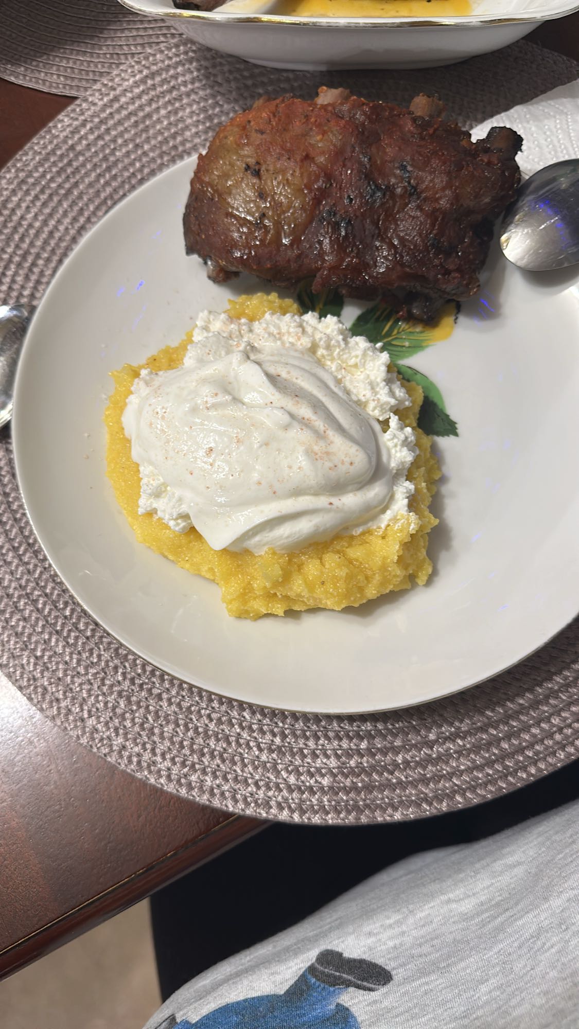 Mămăligă cu smântână și carne