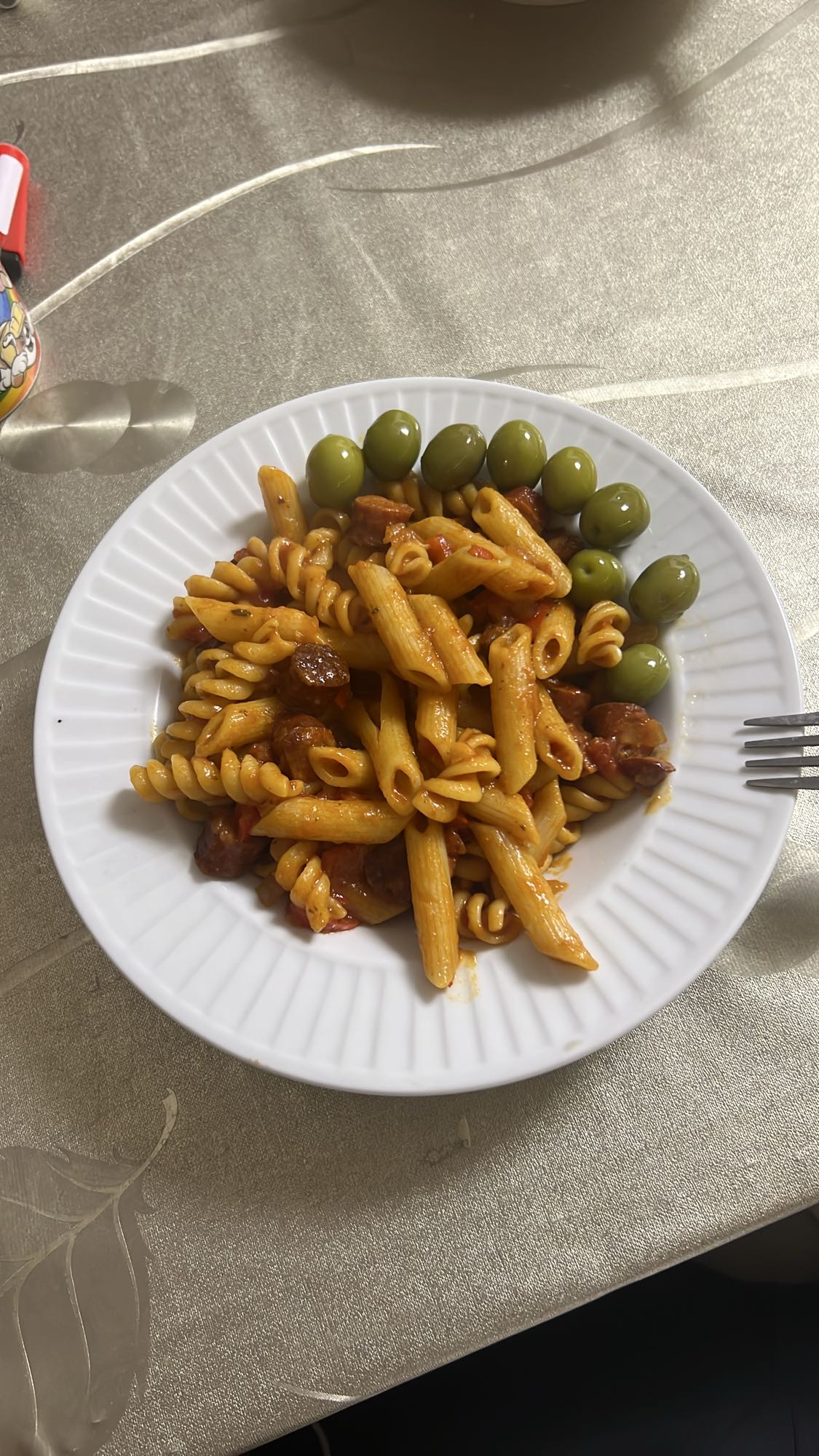 Paste cu cârnați și măsline