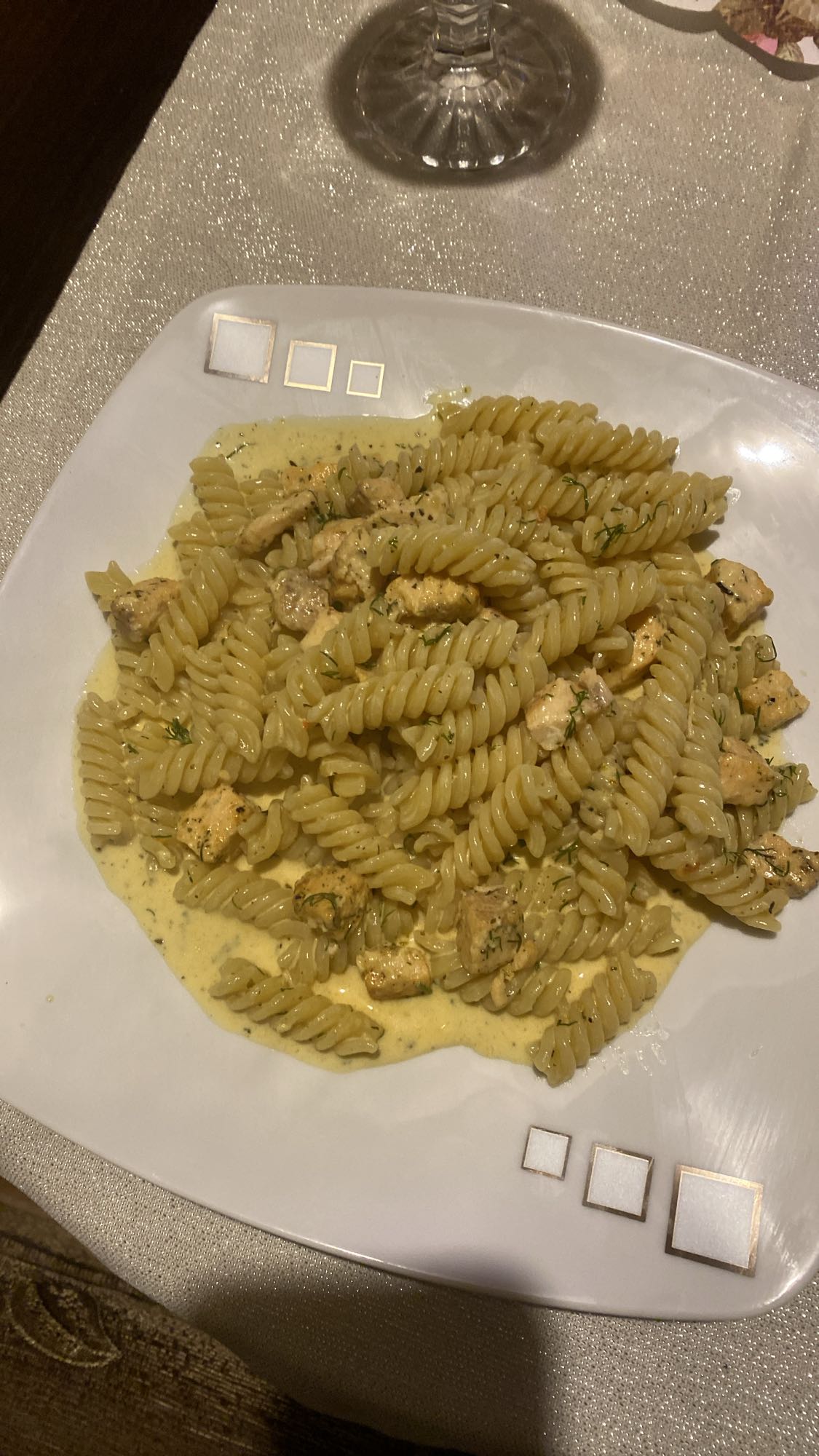 Makaron z kurczakiem w sosie