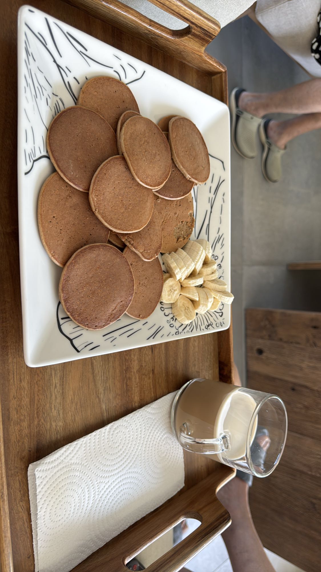 panqueques con plátano y café