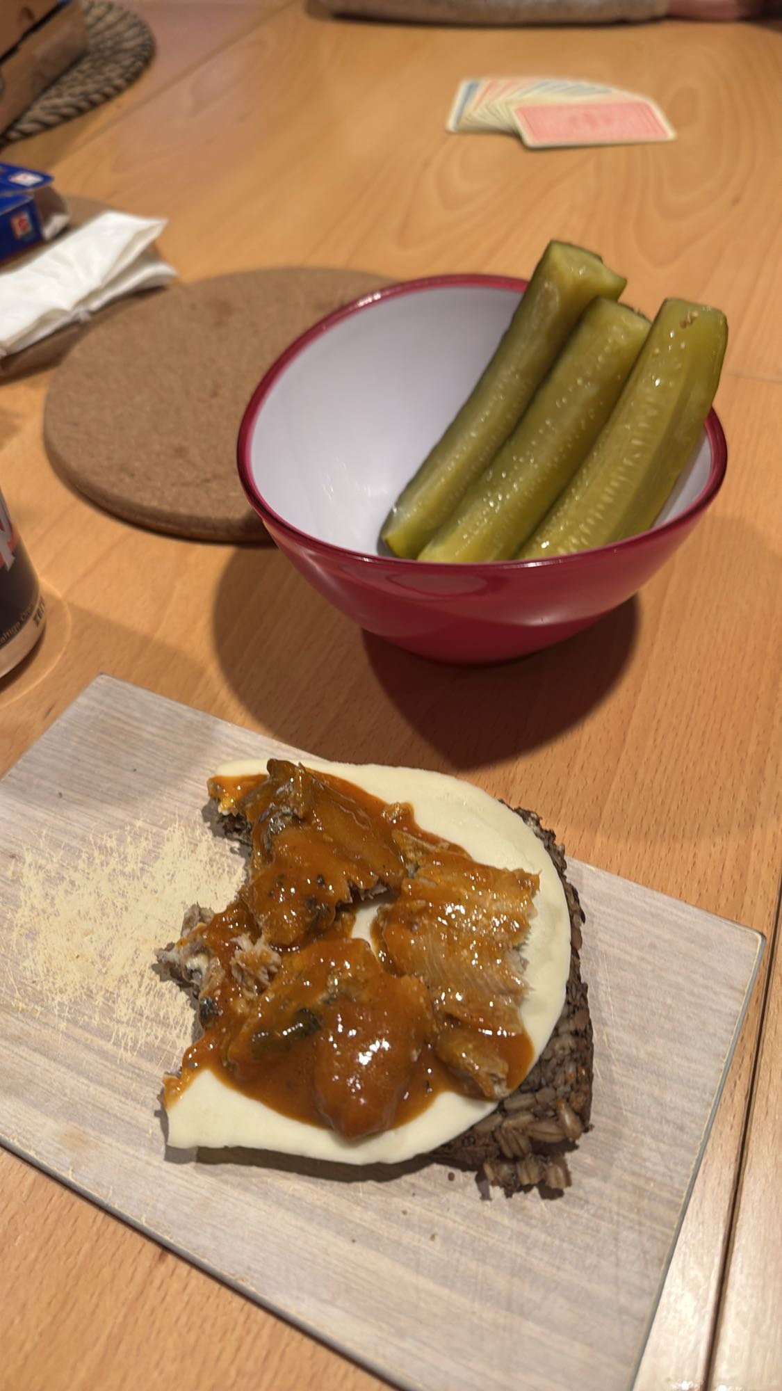 Roggebrood met kaas, vis & augurk