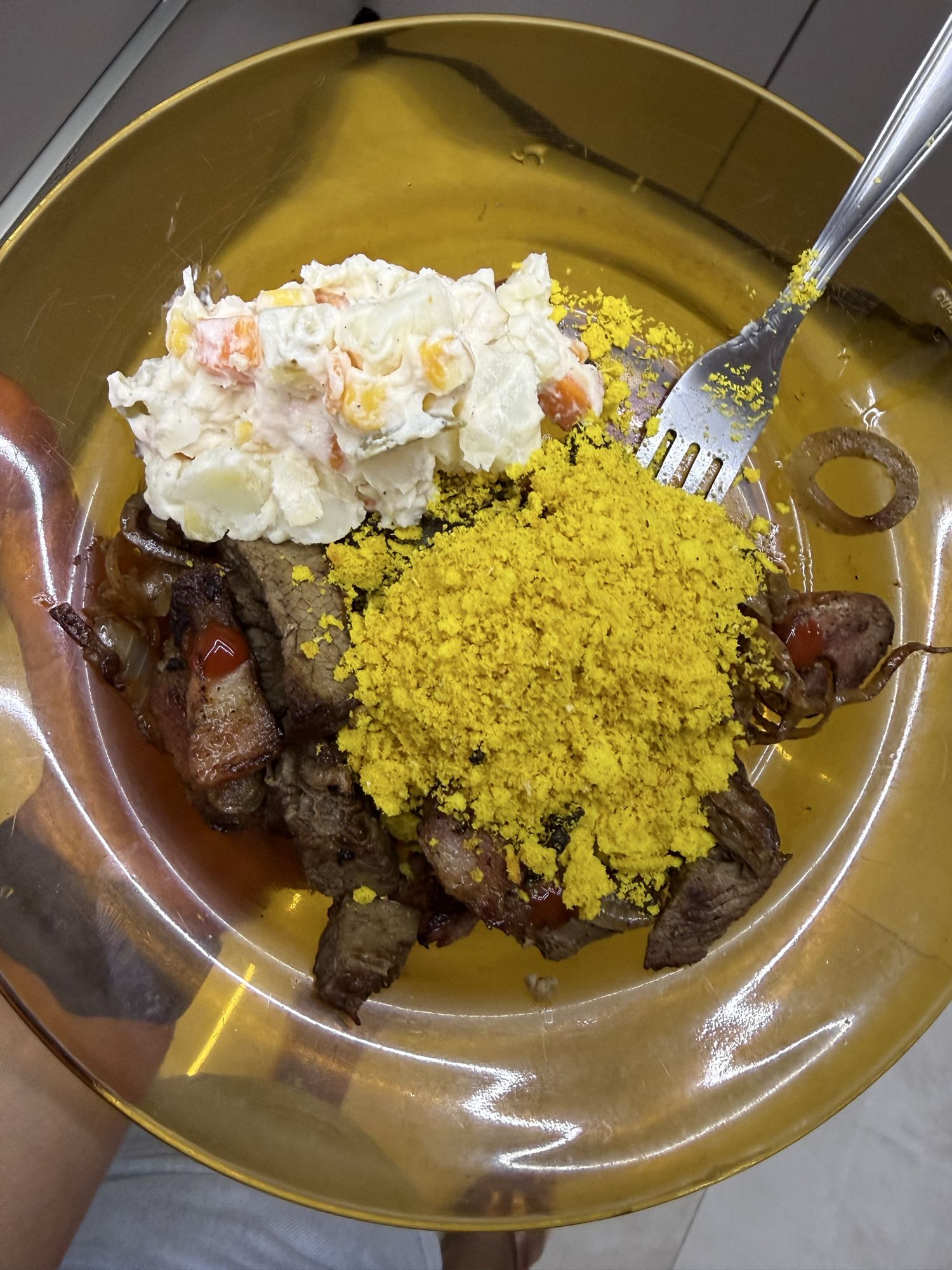 Carne, farofa e salada russa