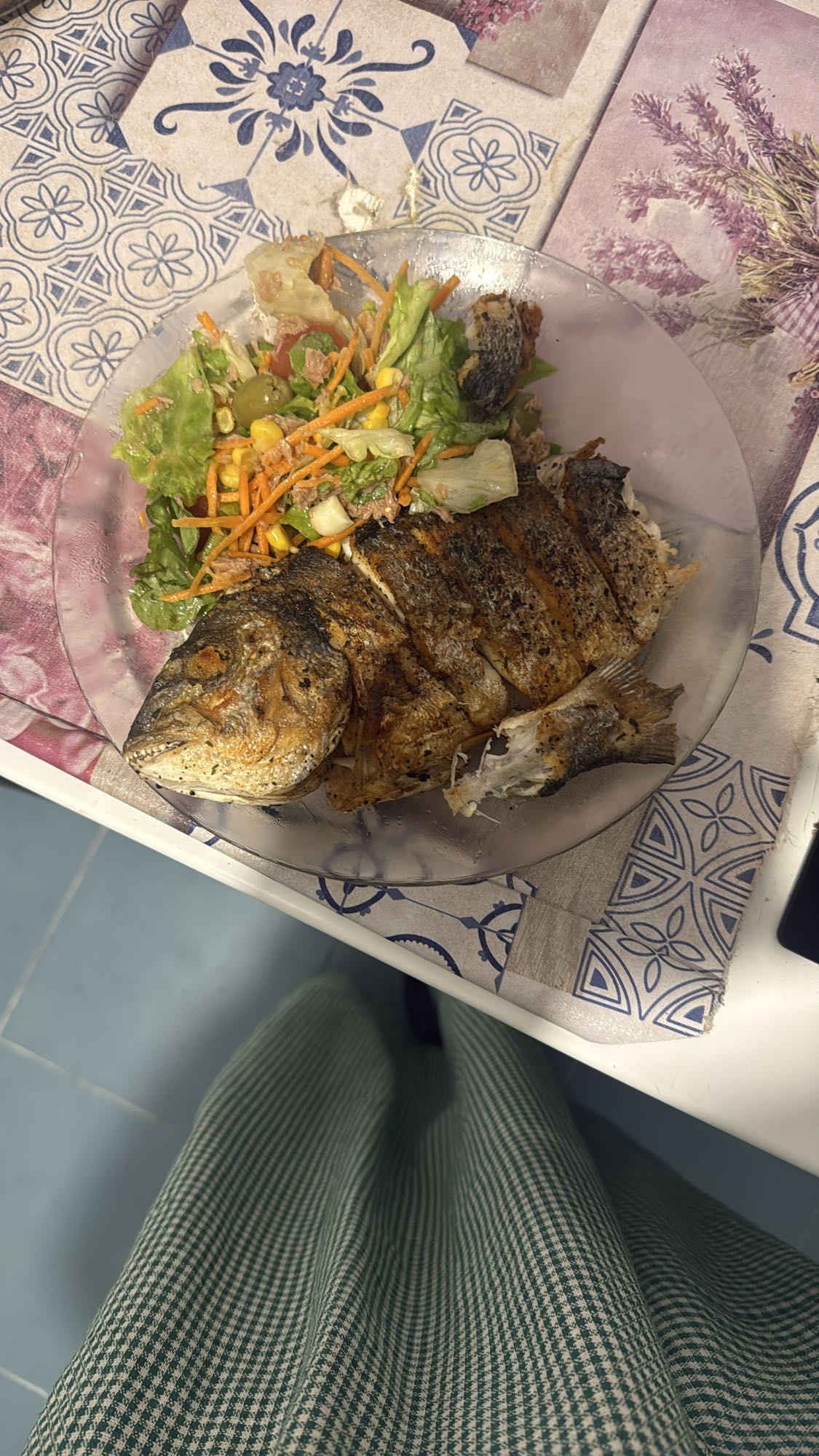 Pescado asado con ensalada