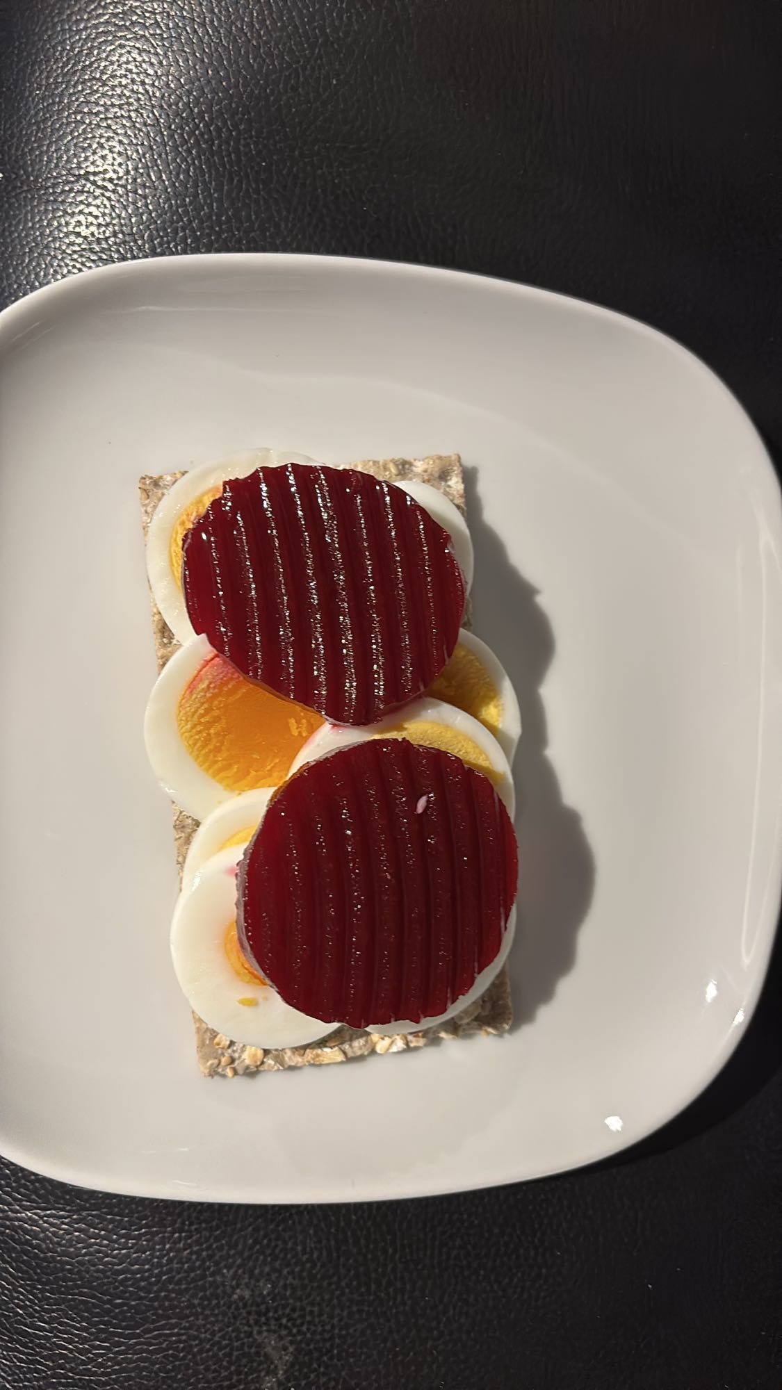 Knekkebrød med egg og rødbeter