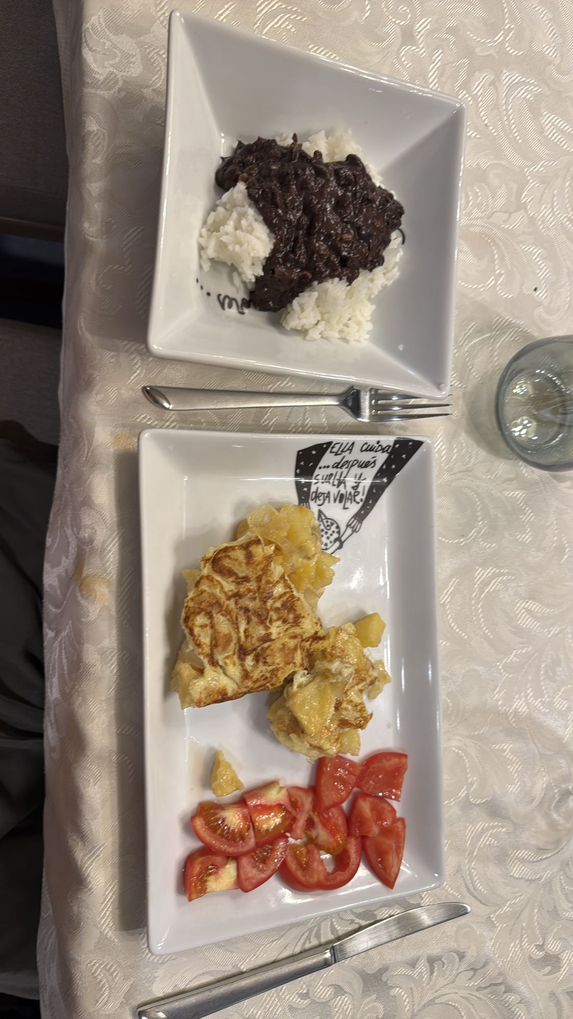 arroz, frijoles, tortilla y tomate