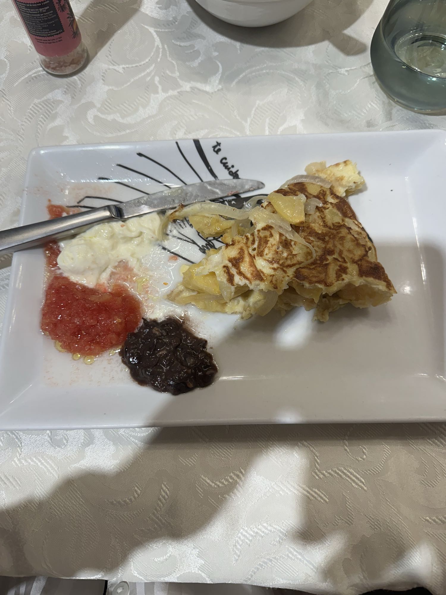 Tortilla con guarniciones y burrata con porotos