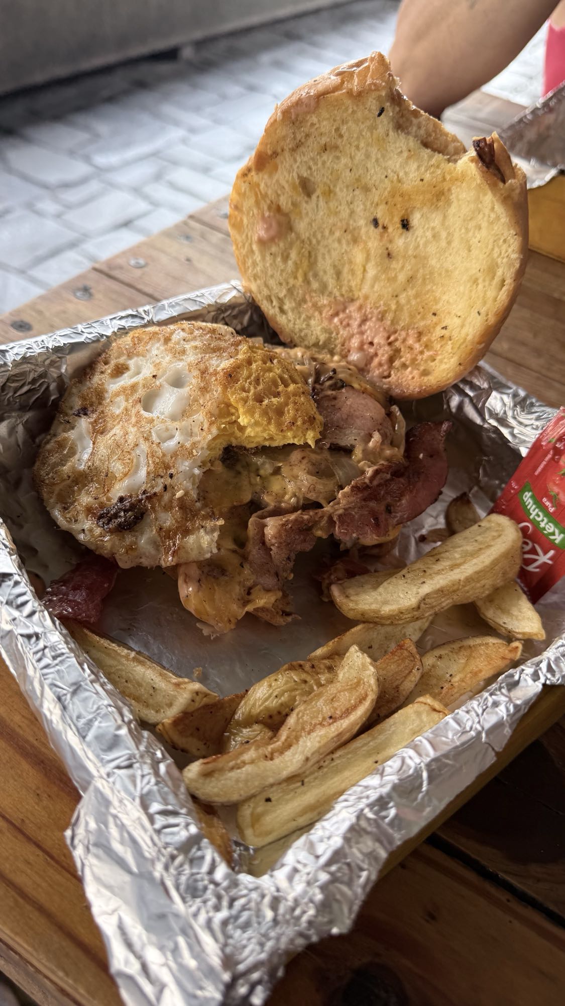 Hamburguesa con papas y huevo