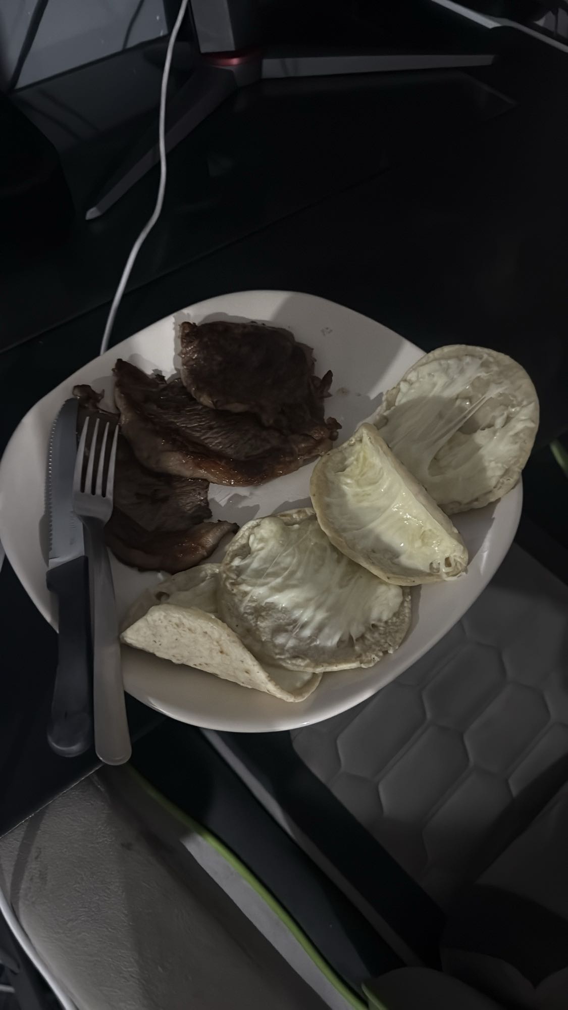 Carne con tortillas y crema