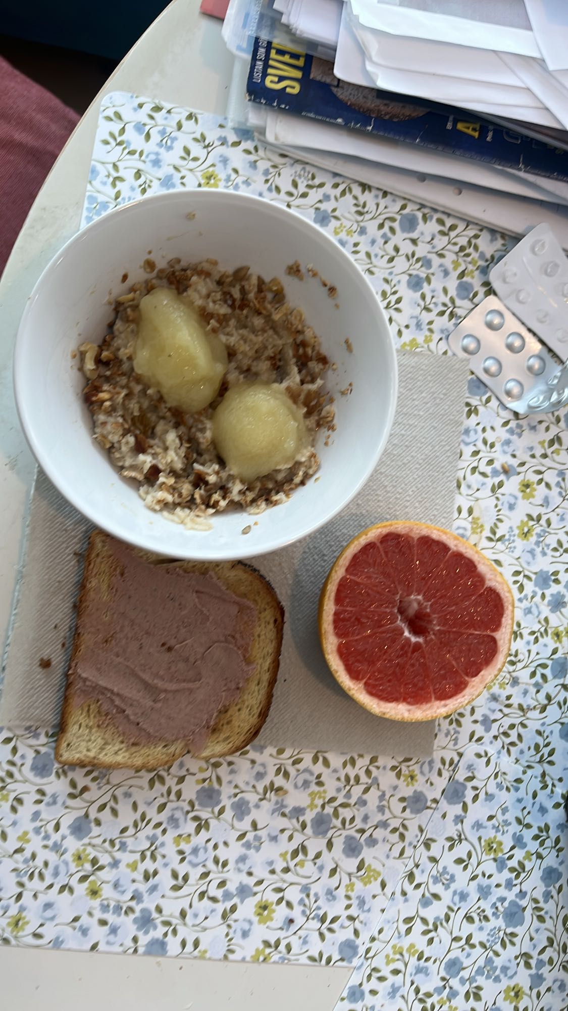 Frukost med gröt och grapefrukt