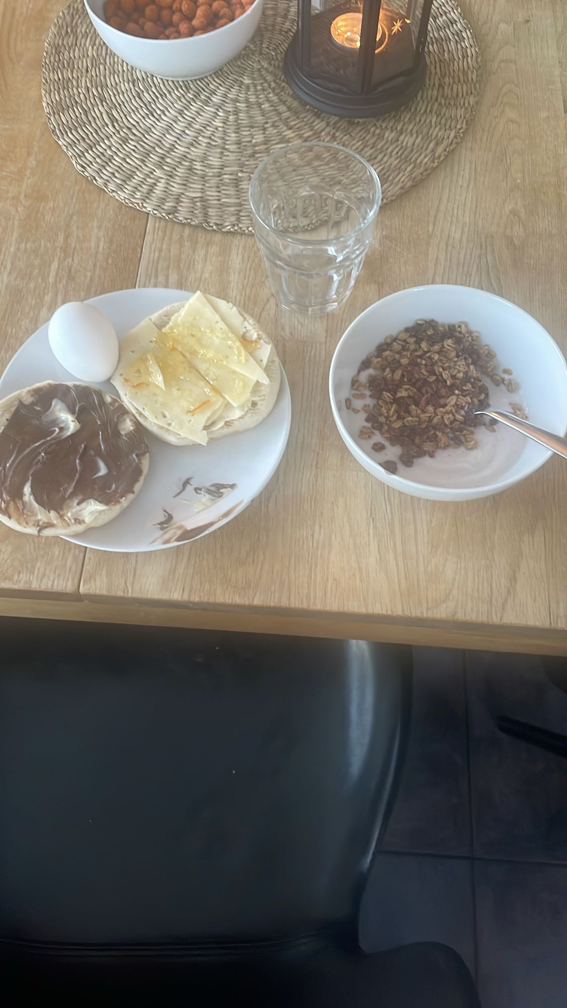 Frukost med mackor och yoghurt