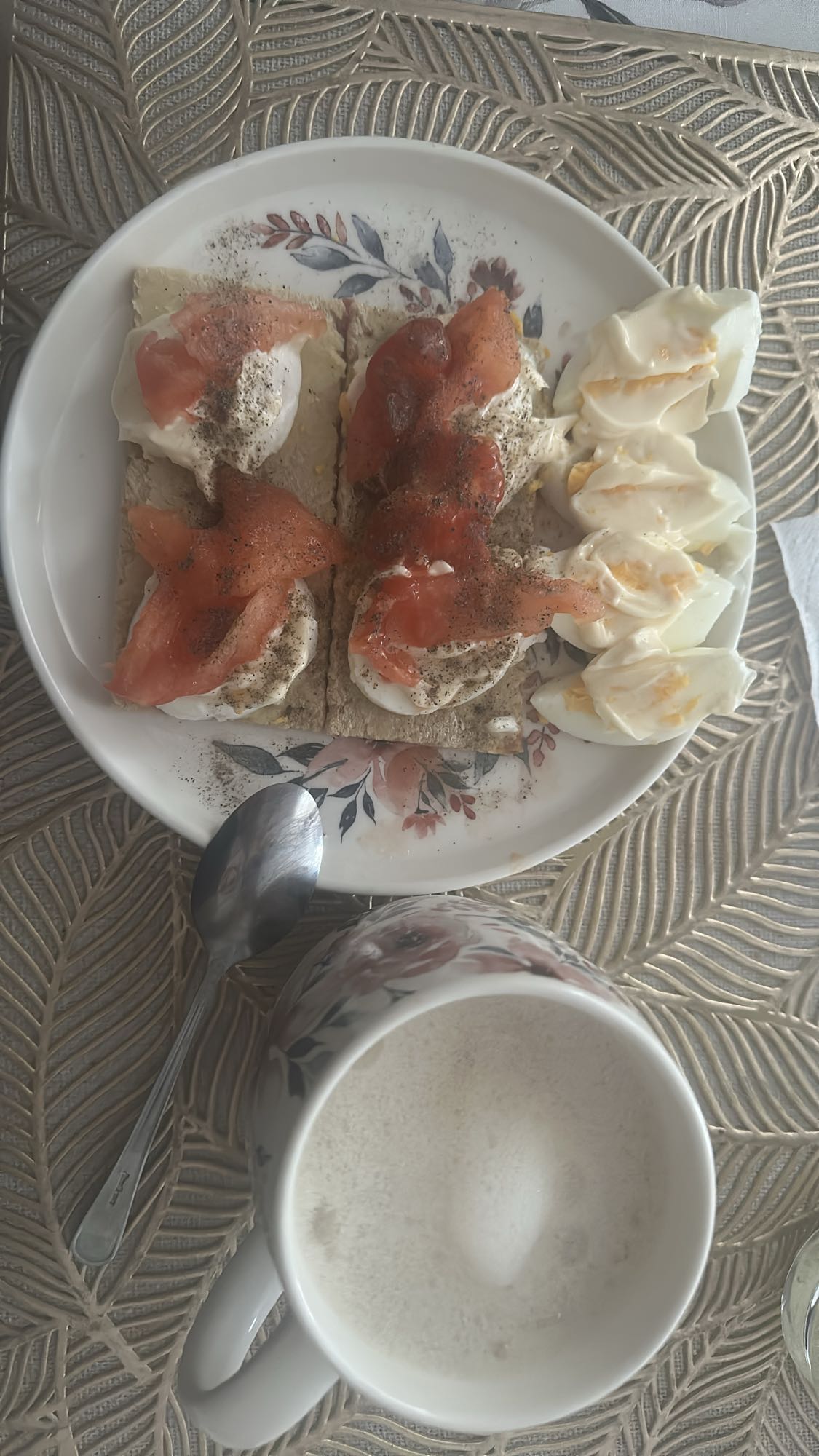 Jajka, chrupkie pieczywo i kawa