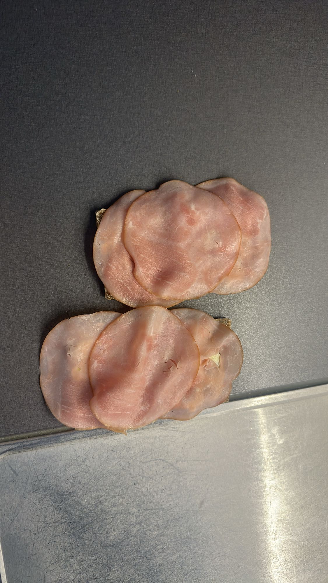 Knäckebröd med skinka