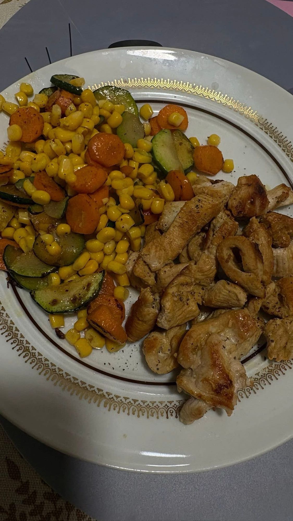 Piept de pui cu legume