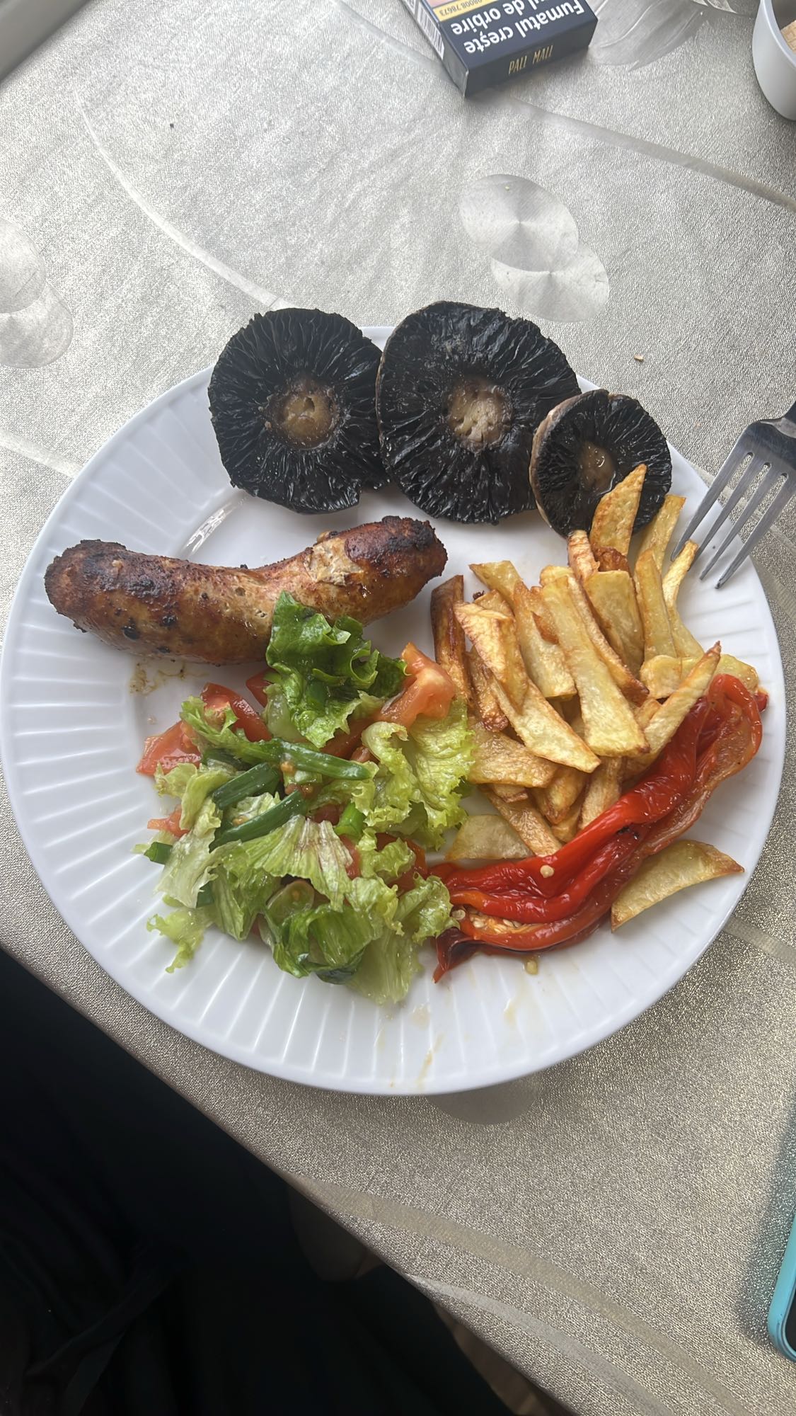 Cârnat cu legume și cartofi