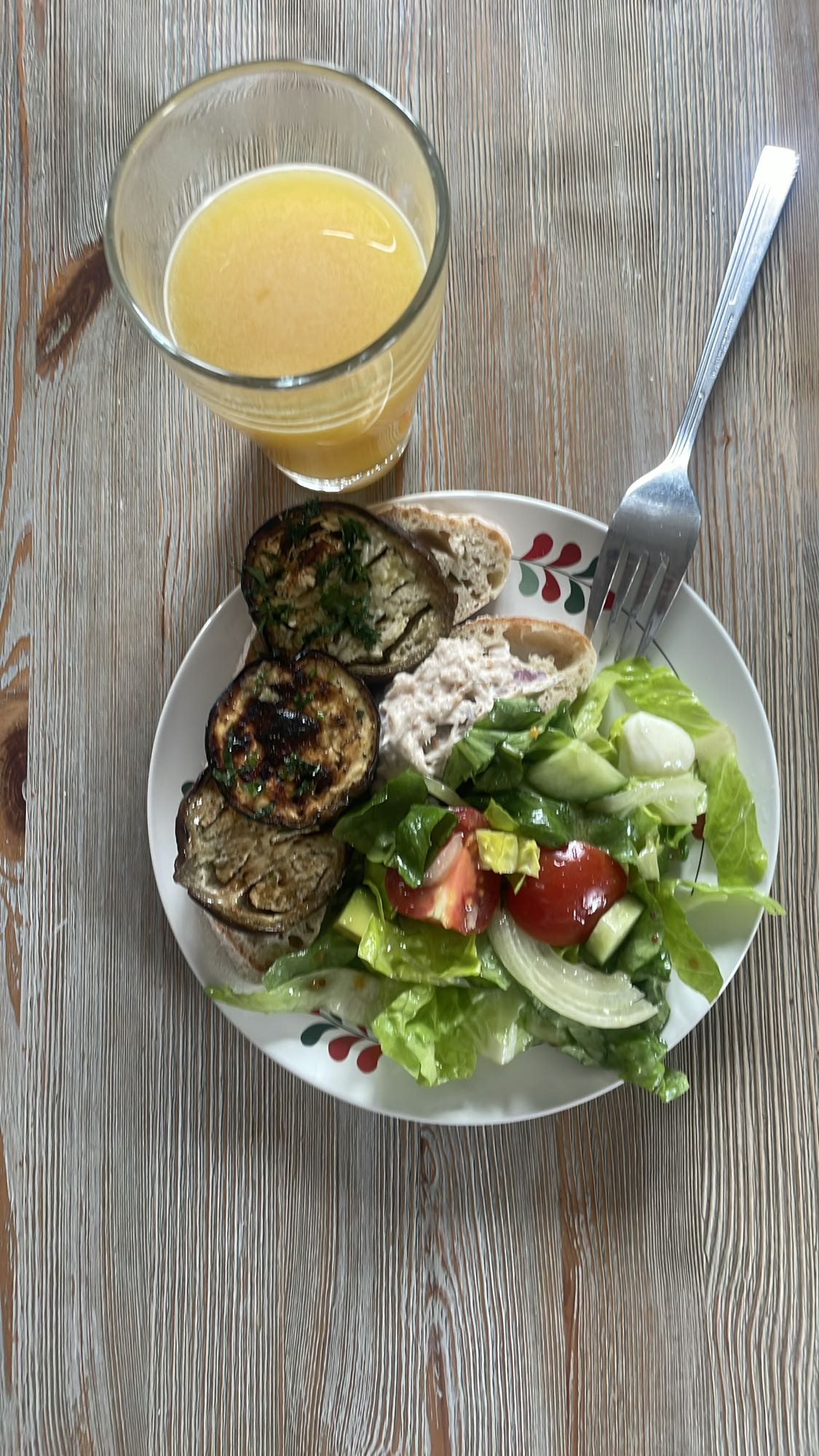 Grzanka z bakłażanem i sałatką