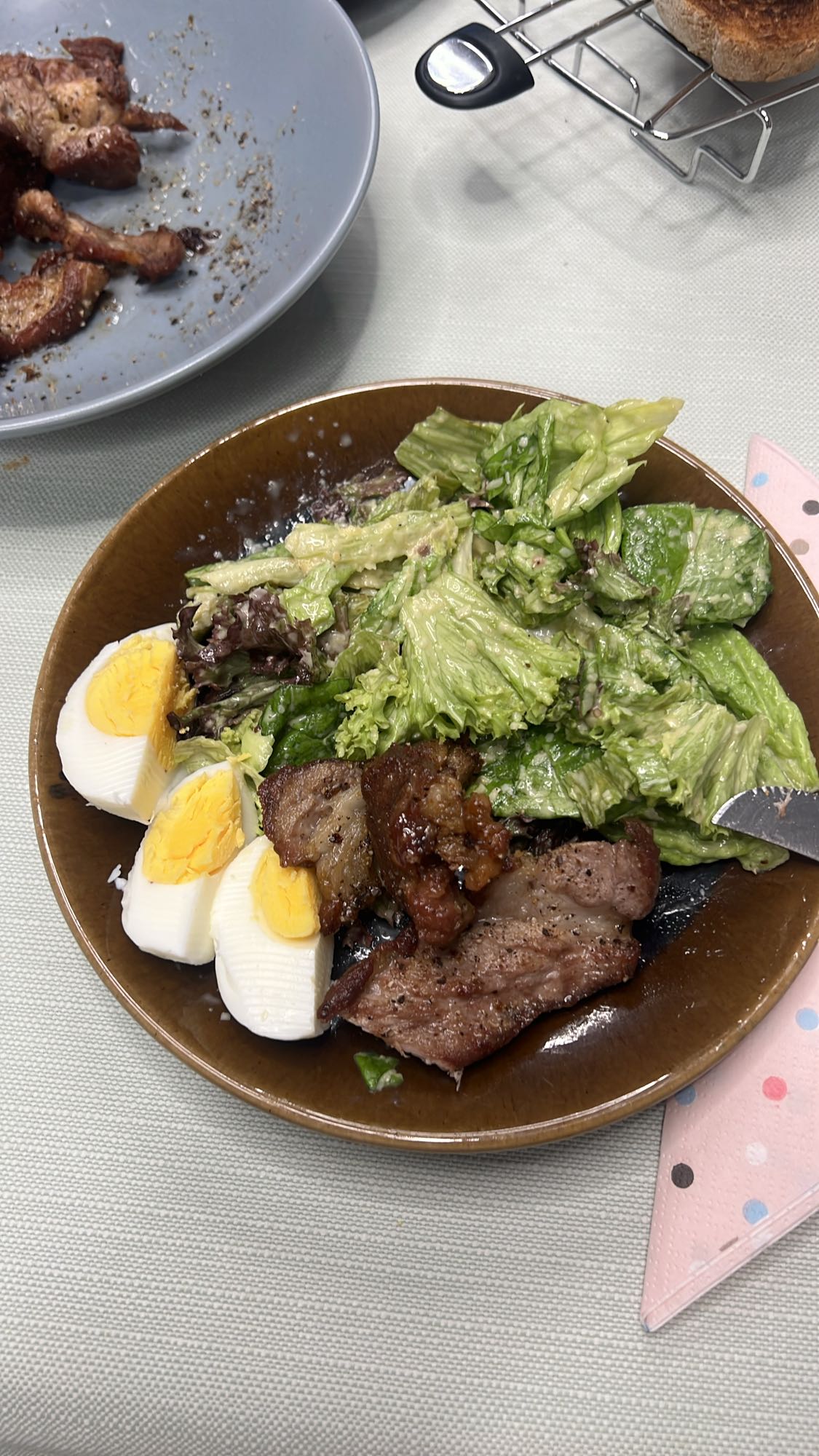 Salată cu ou și carne