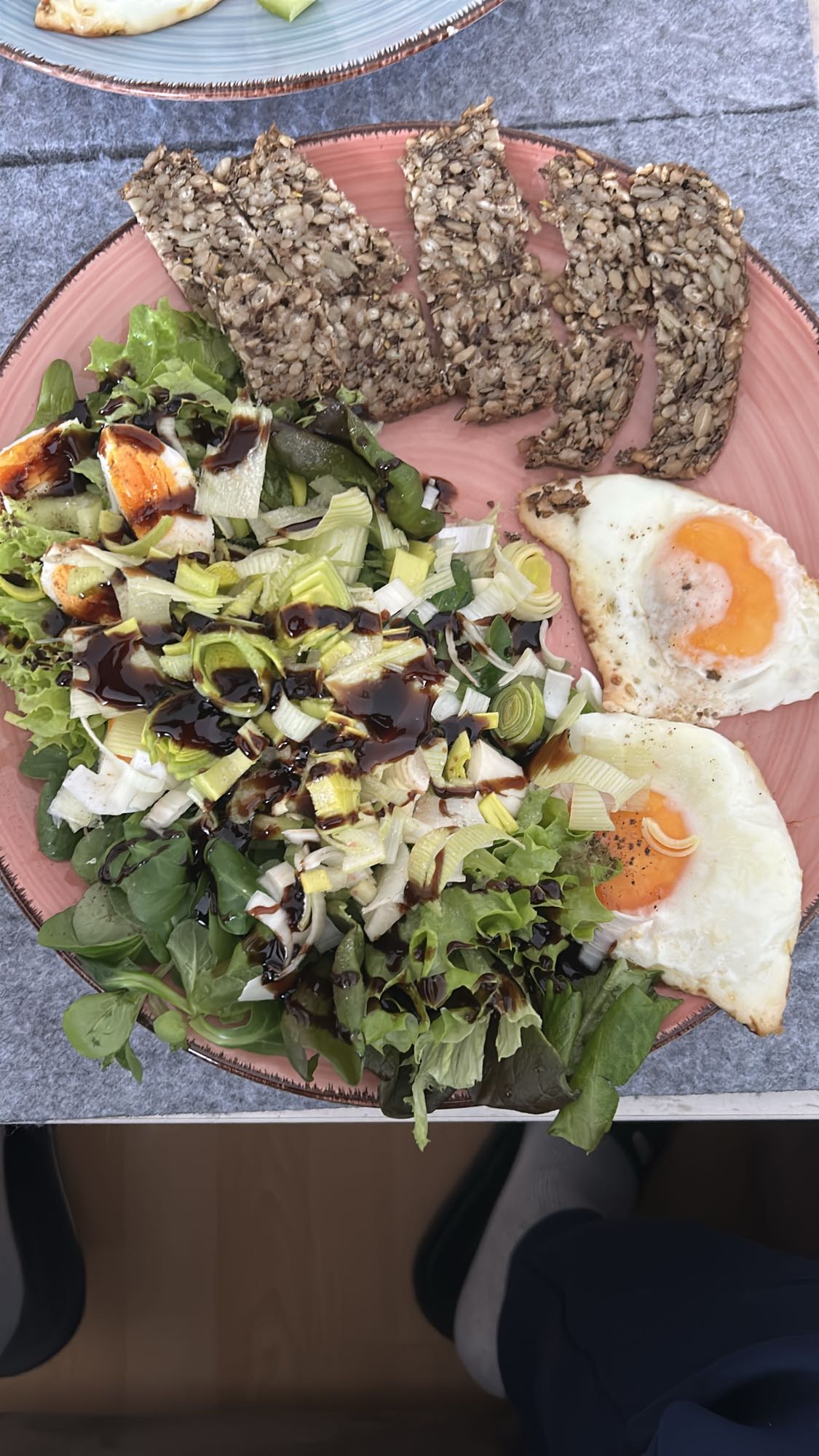 Ensalada con huevos y pan semillas