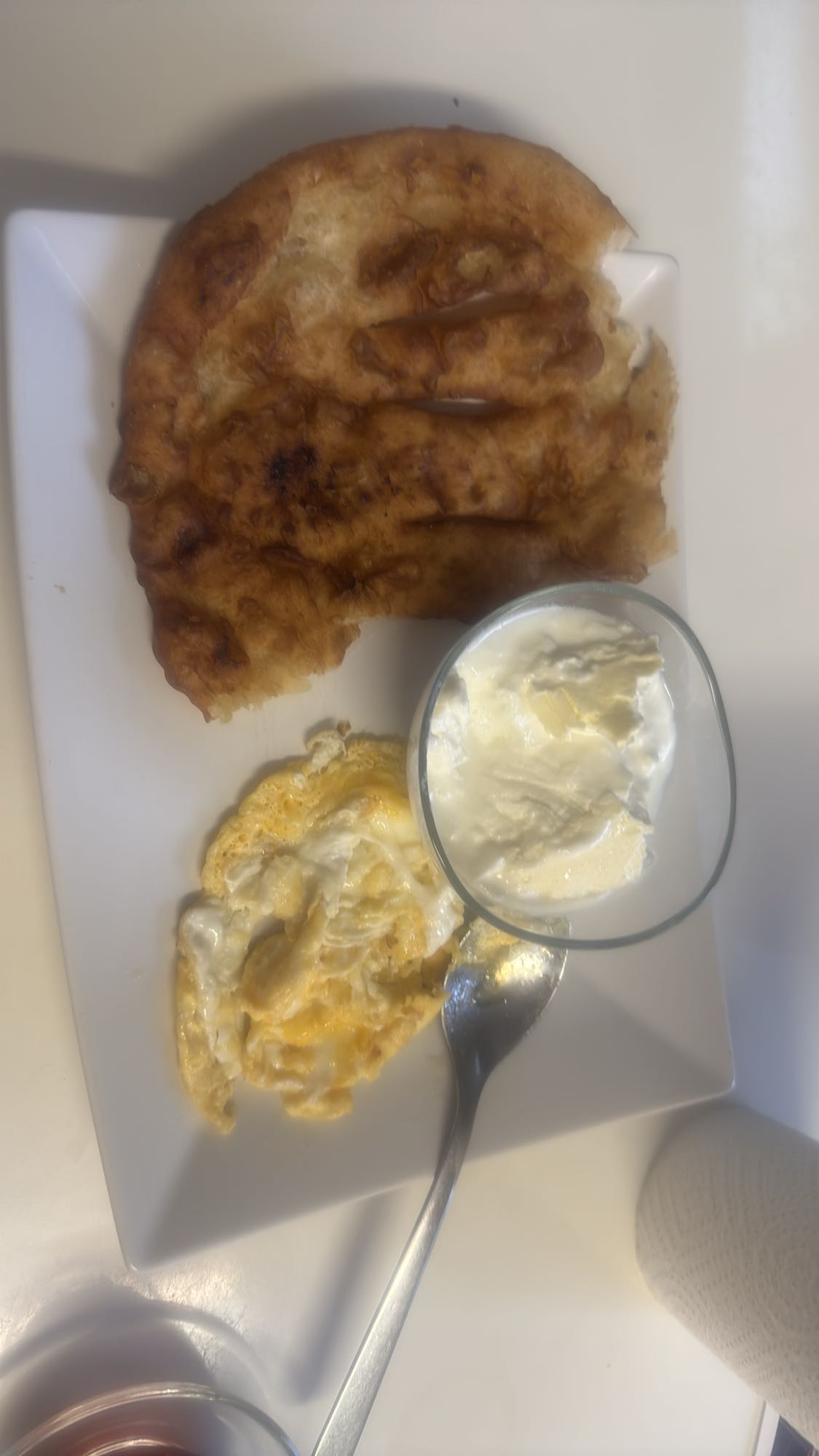 Stekt bröd med ägg och yoghurt