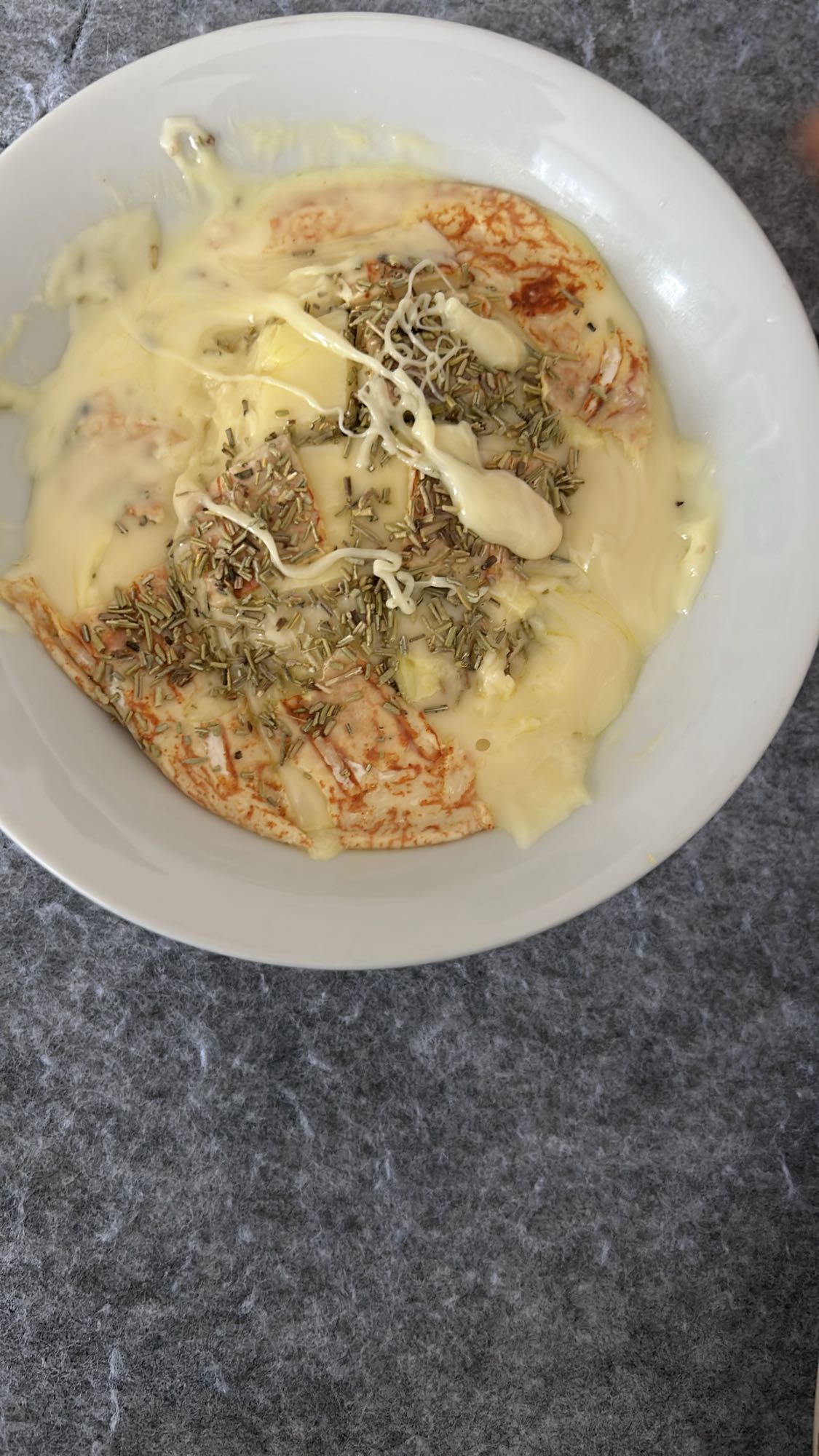 Pollo con queso y hierbas