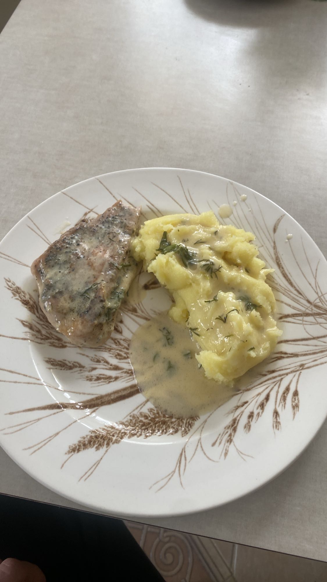 Ziemniaki z sosem i kurczakiem