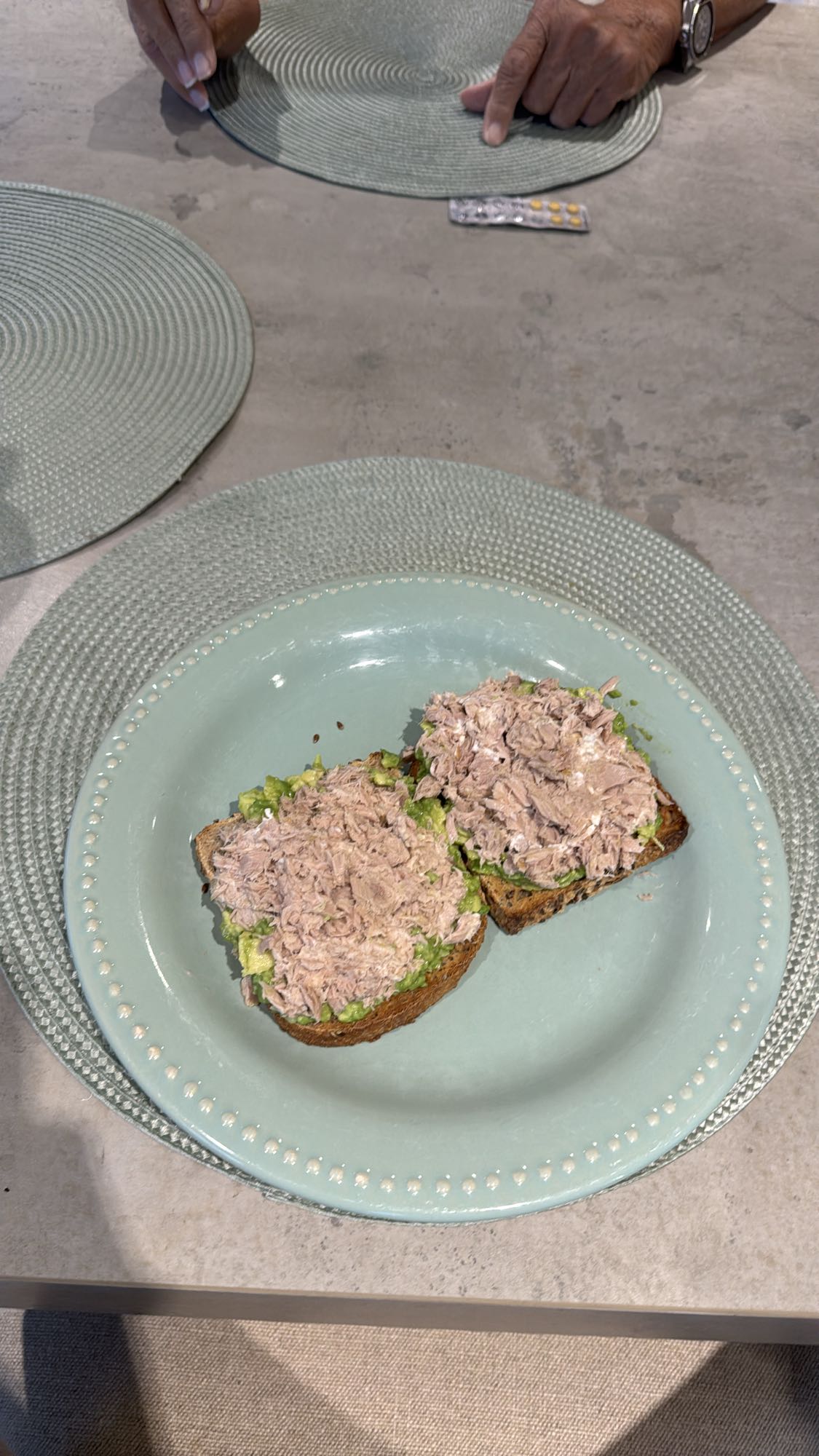 Tostadas de atún y aguacate