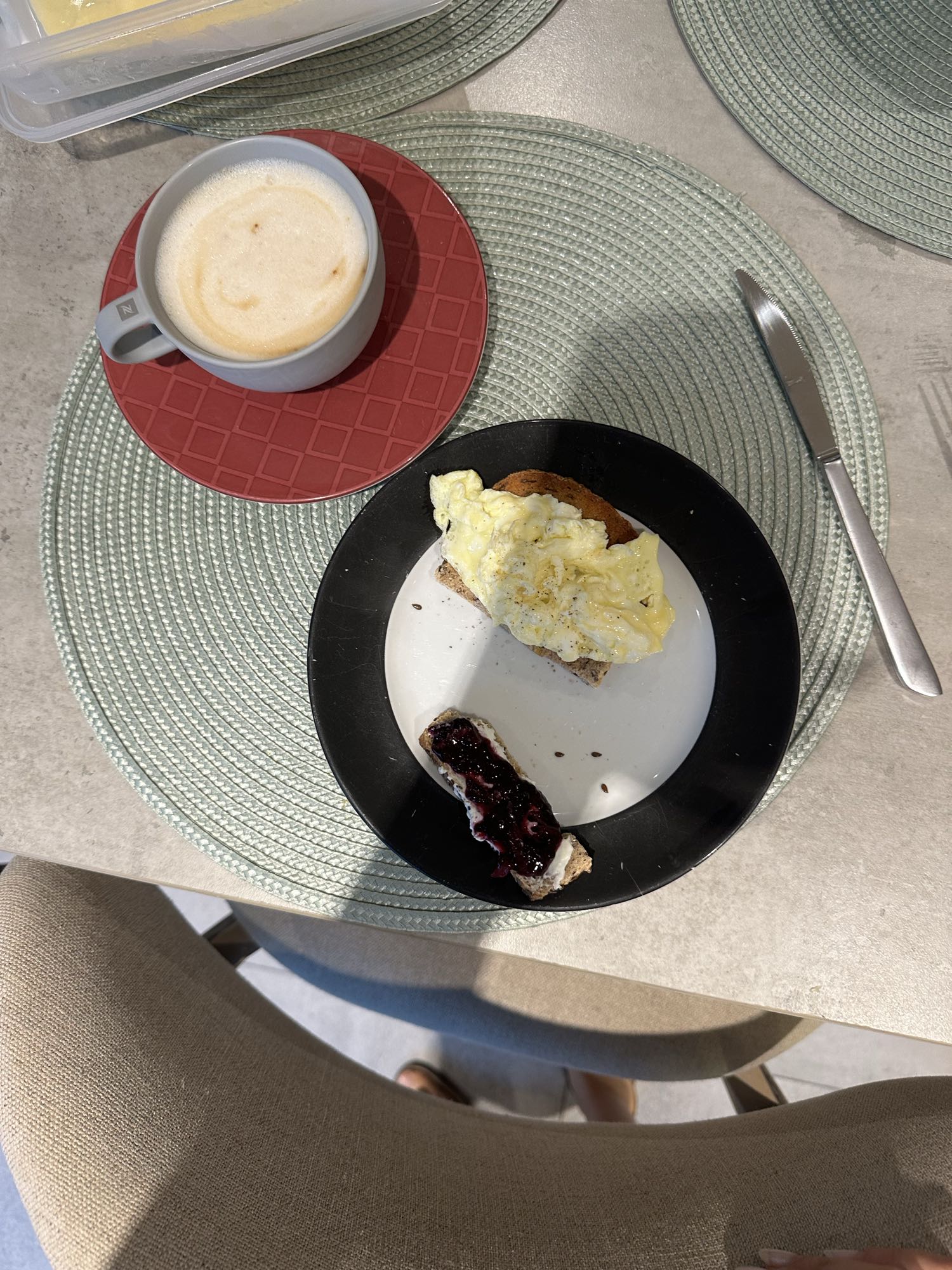 Tostada con queso crema, mermelada y huevo revuelto