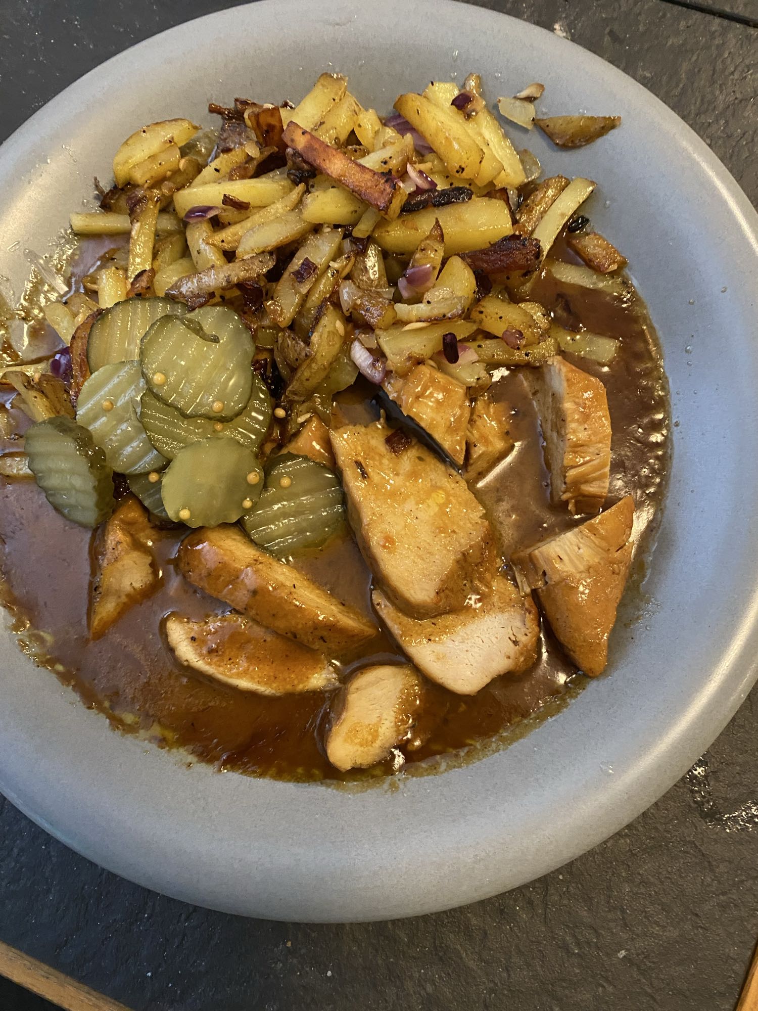 Kyckling med stekt potatis