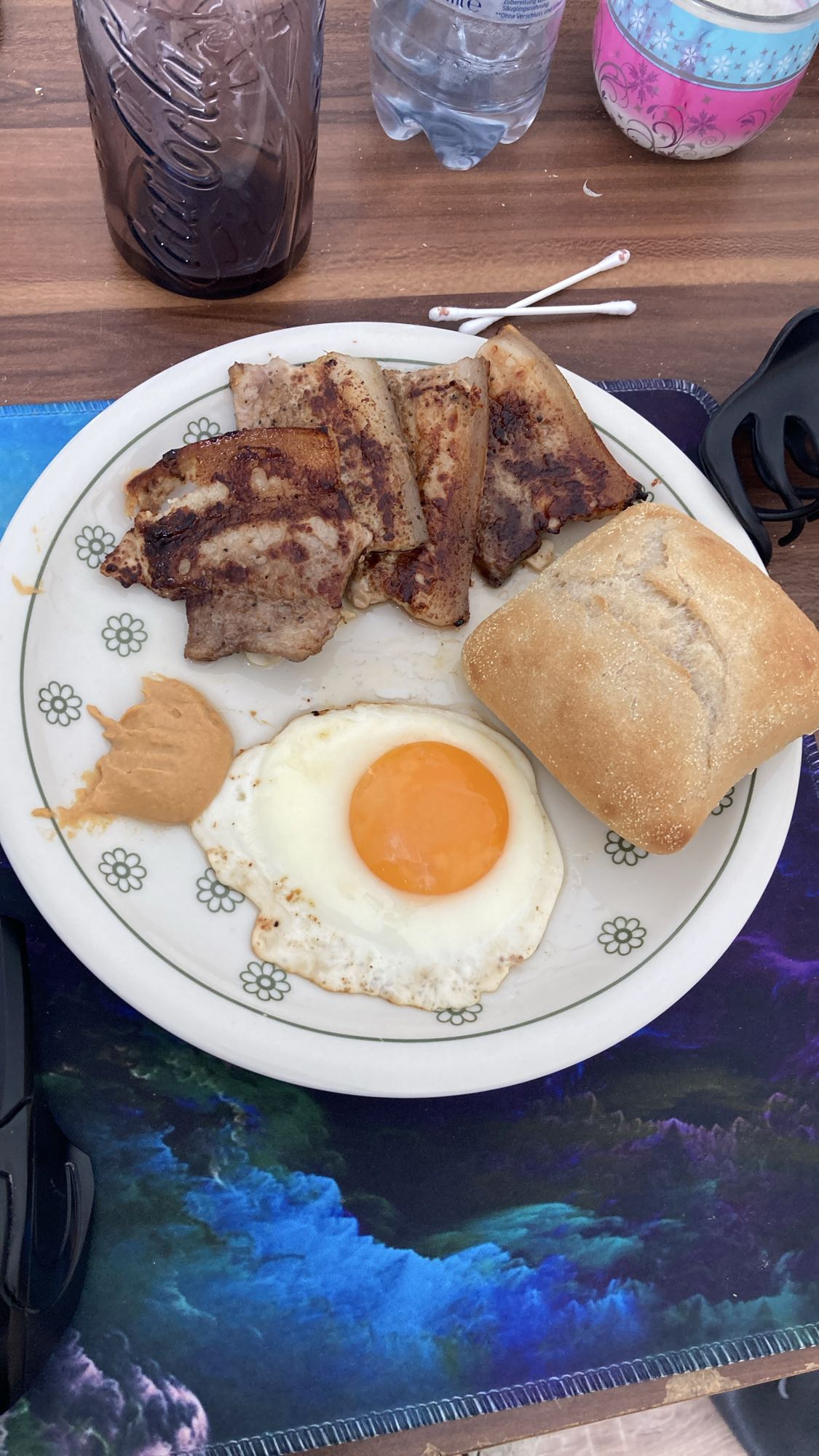Завтрак с мясом и яйцом