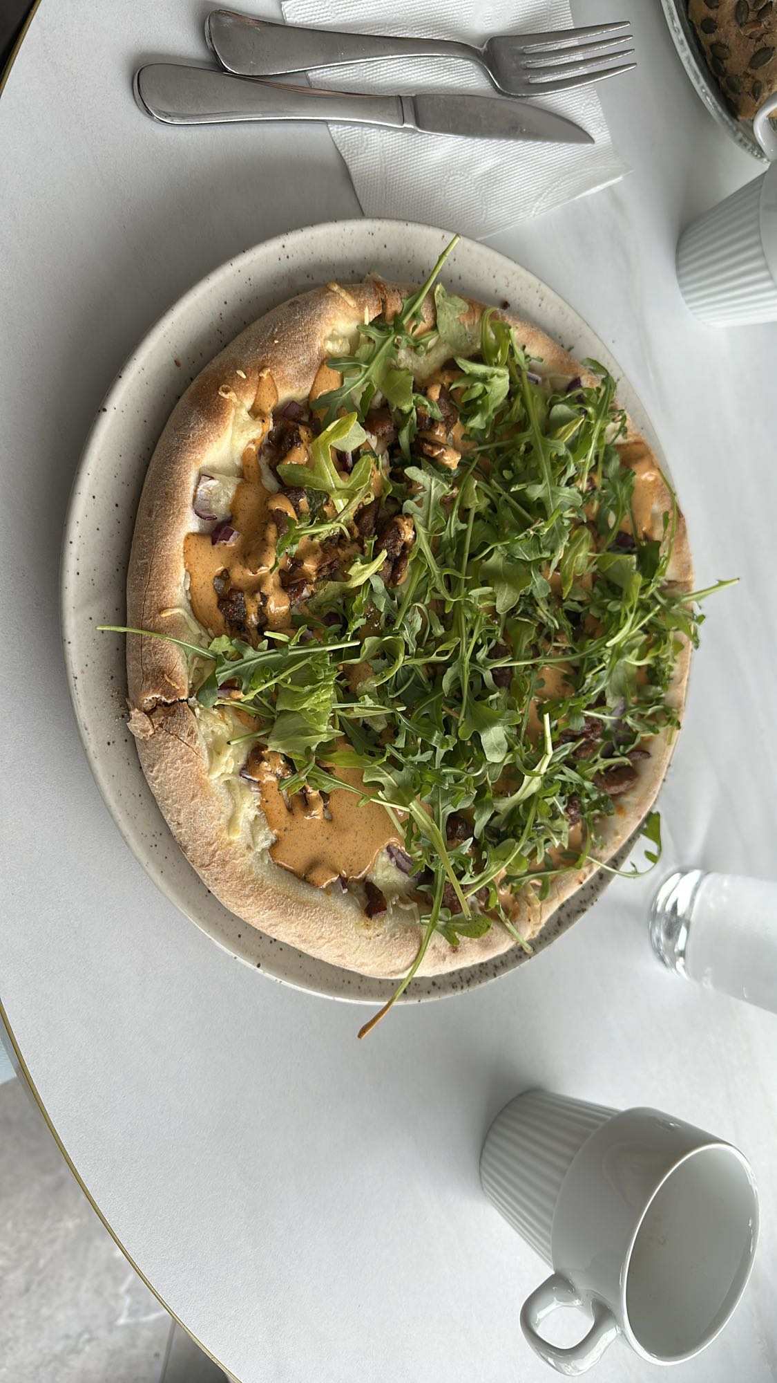 Pizza med ruccola och sås