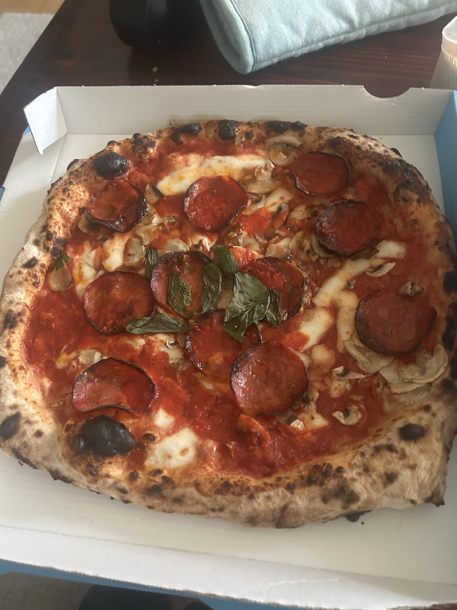 Pizza pepperoni champignons