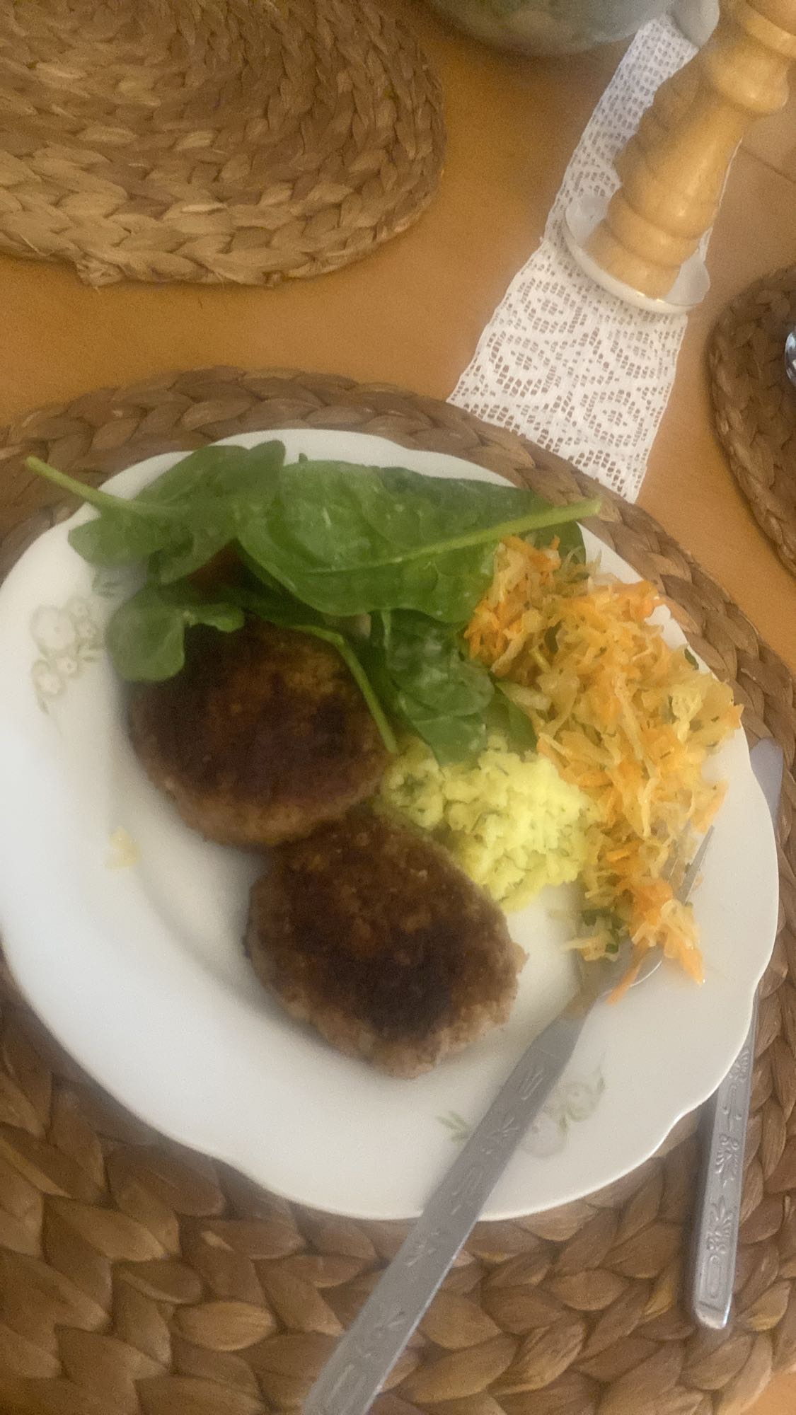 kotlety z ziemniakami i surówką