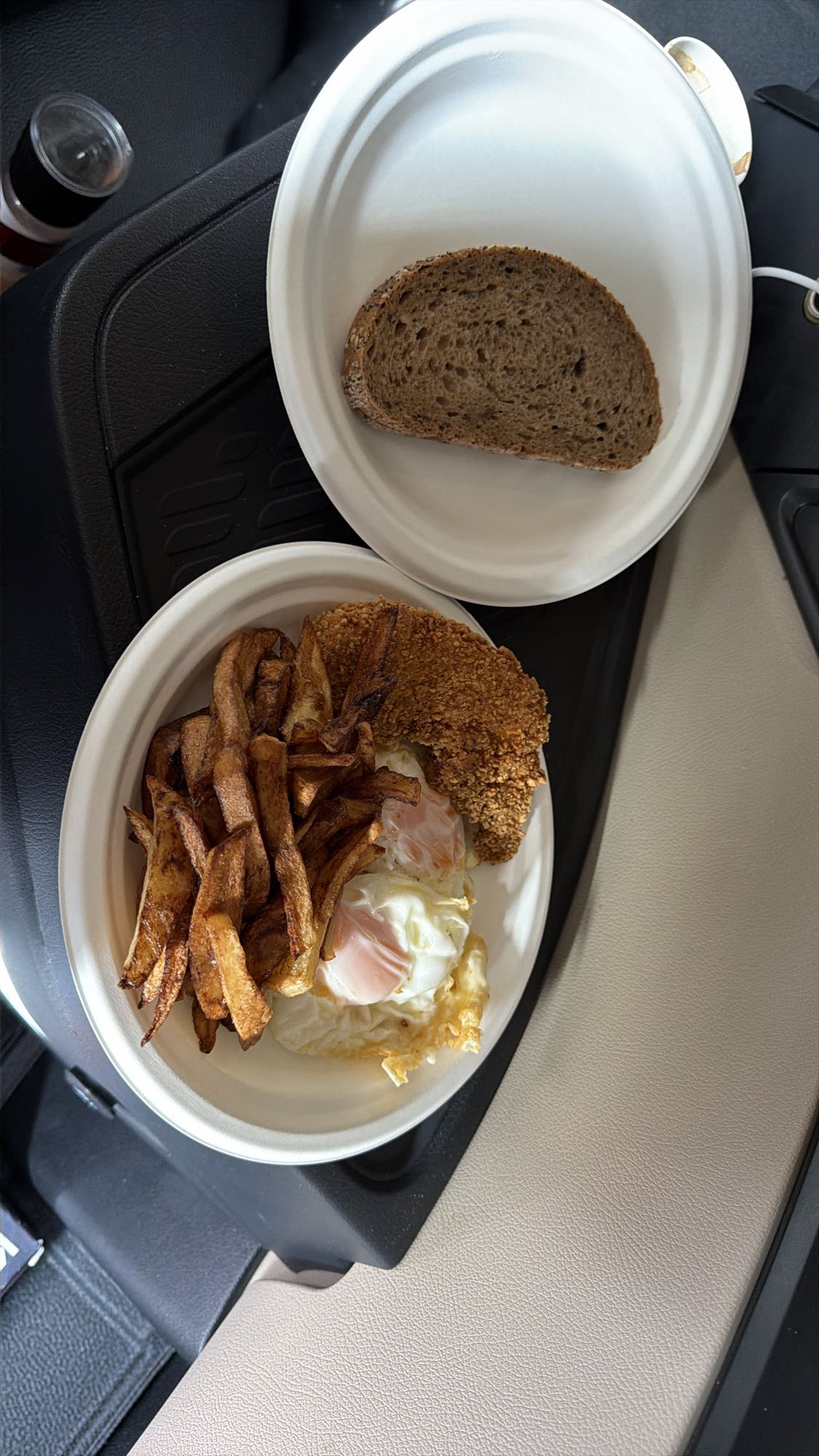 Mic dejun cu ou, cartofi, șnițel