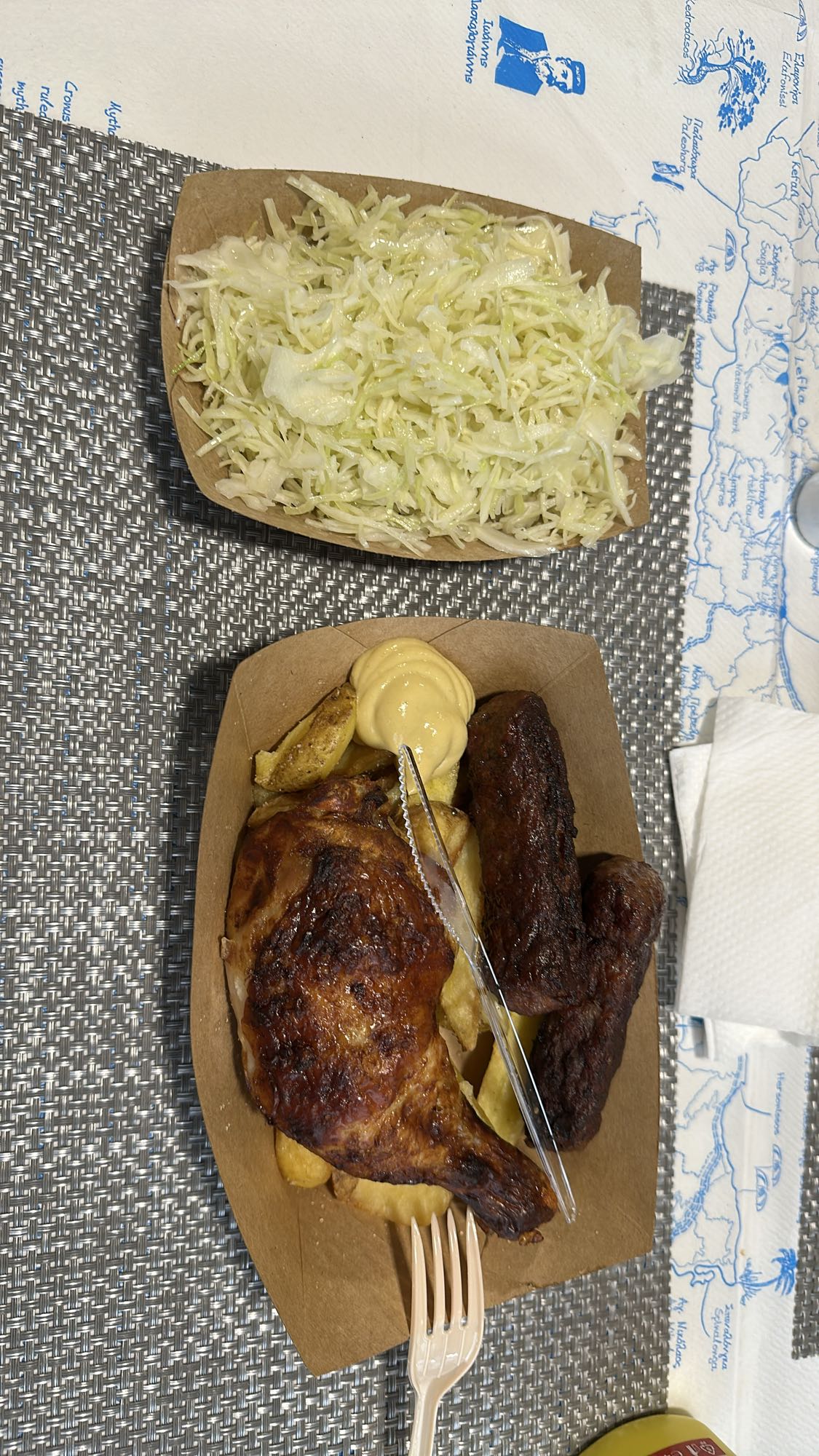 Pui la grătar cu cartofi și salată